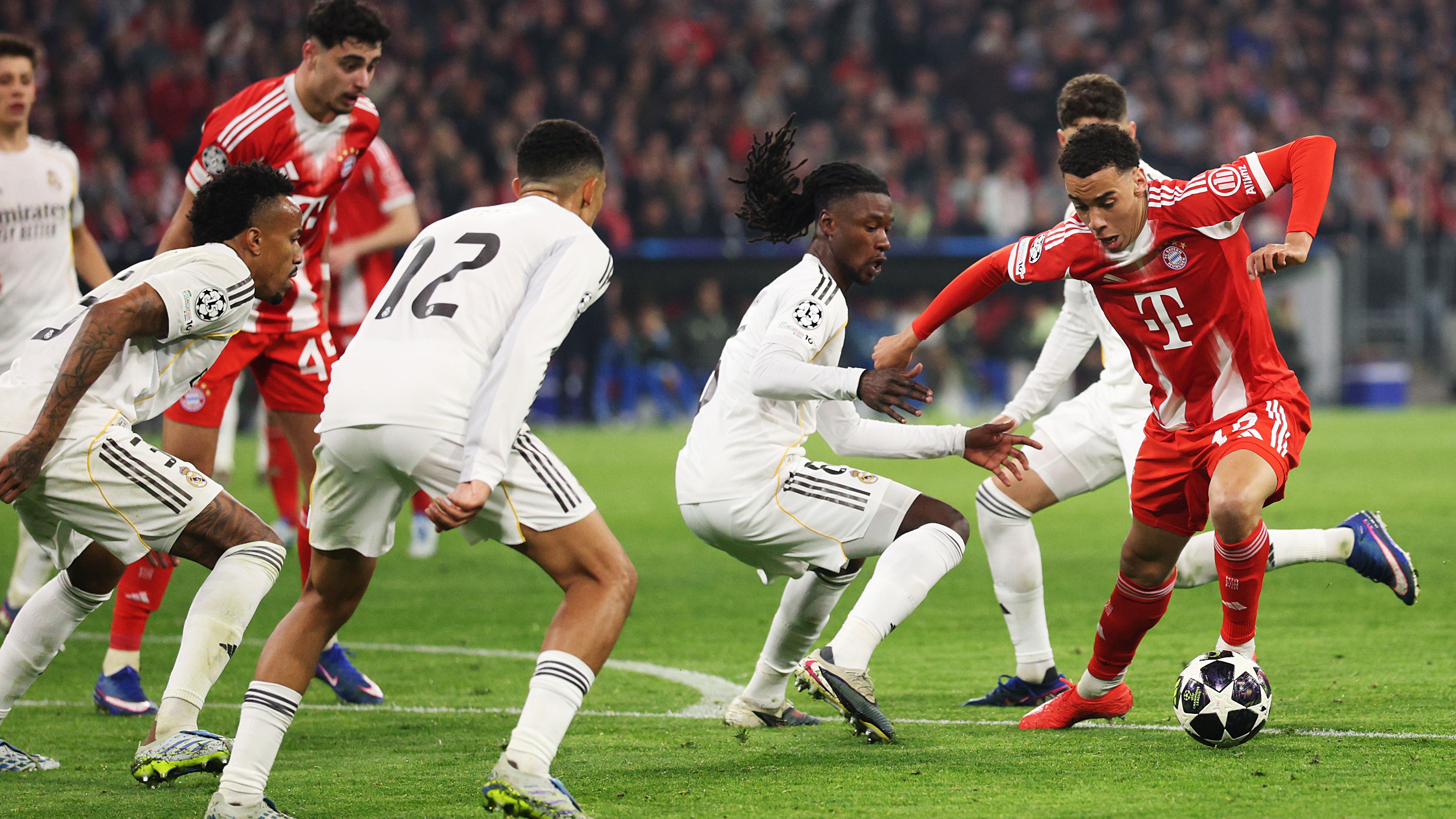 كامافينجا ينهار بالبكاء في غرفة الملابس.. كواليس جديدة من ليلة إقصاء ريال مدريد من دوري الأبطال