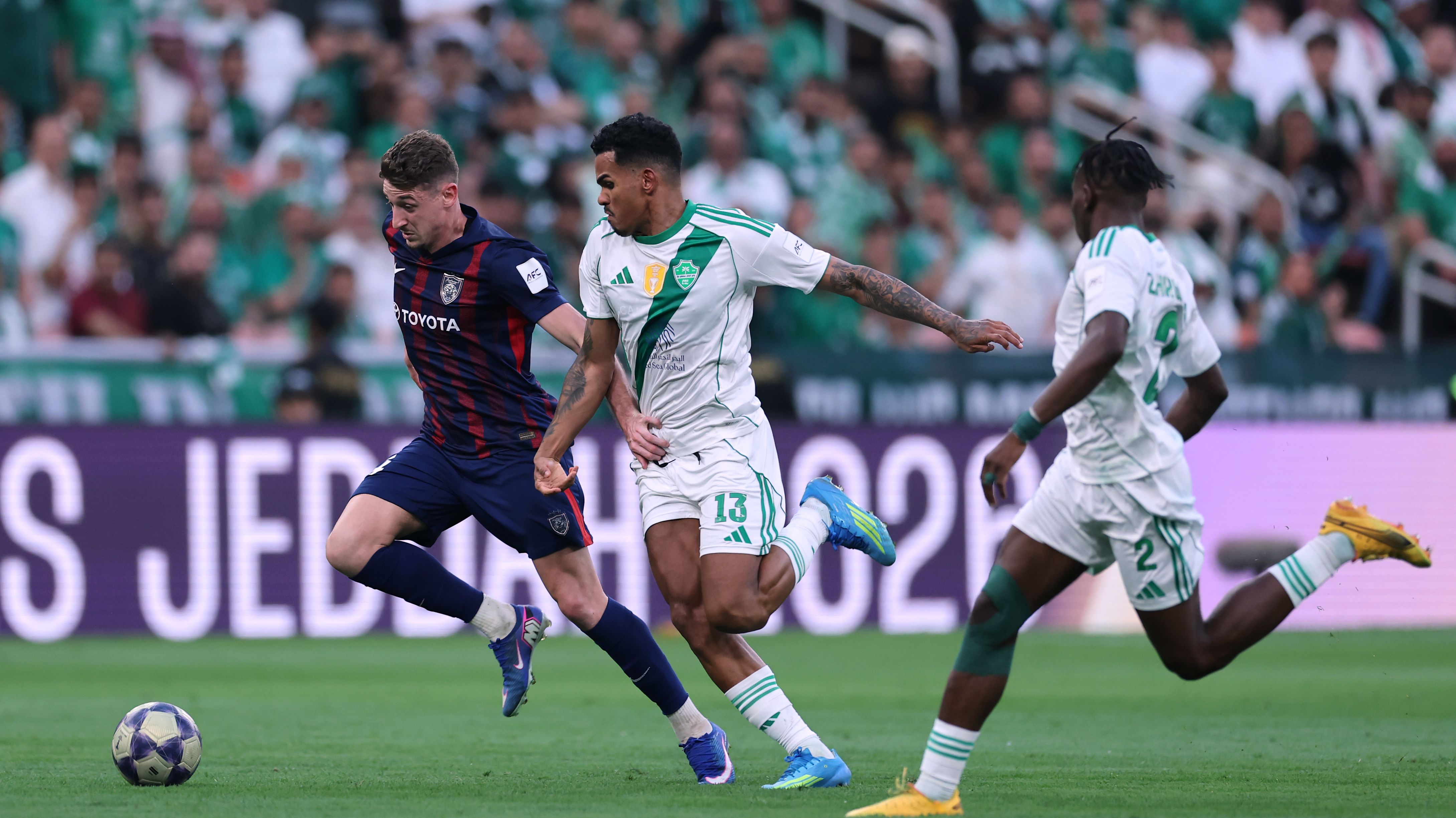 فيديو: اشتباكات وبطاقات ملونة.. ماذا يحدث في مباراة أهلي جدة وجوهور؟