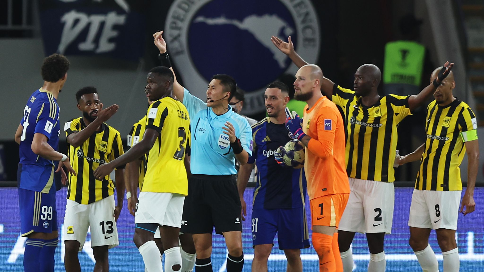 مشاجرة وتكسير.. عقوبة صادمة تهدد نجم الاتحاد بعد صفعة آسيا