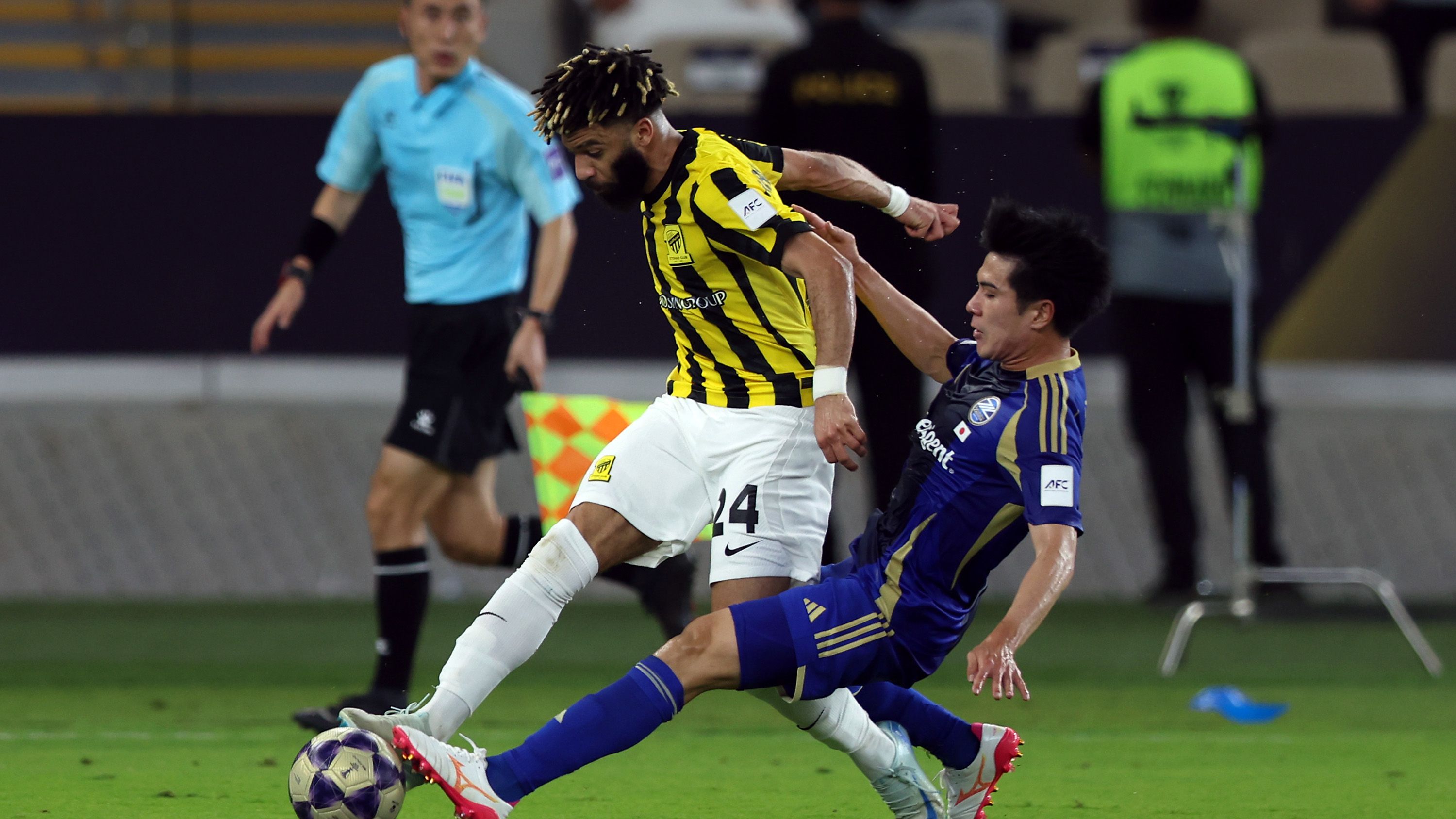 خبير تحكيمي: حكم مباراة اتحاد جدة وماتشيدا زيلفيا تغاضى عن طرد لاعب ياباني