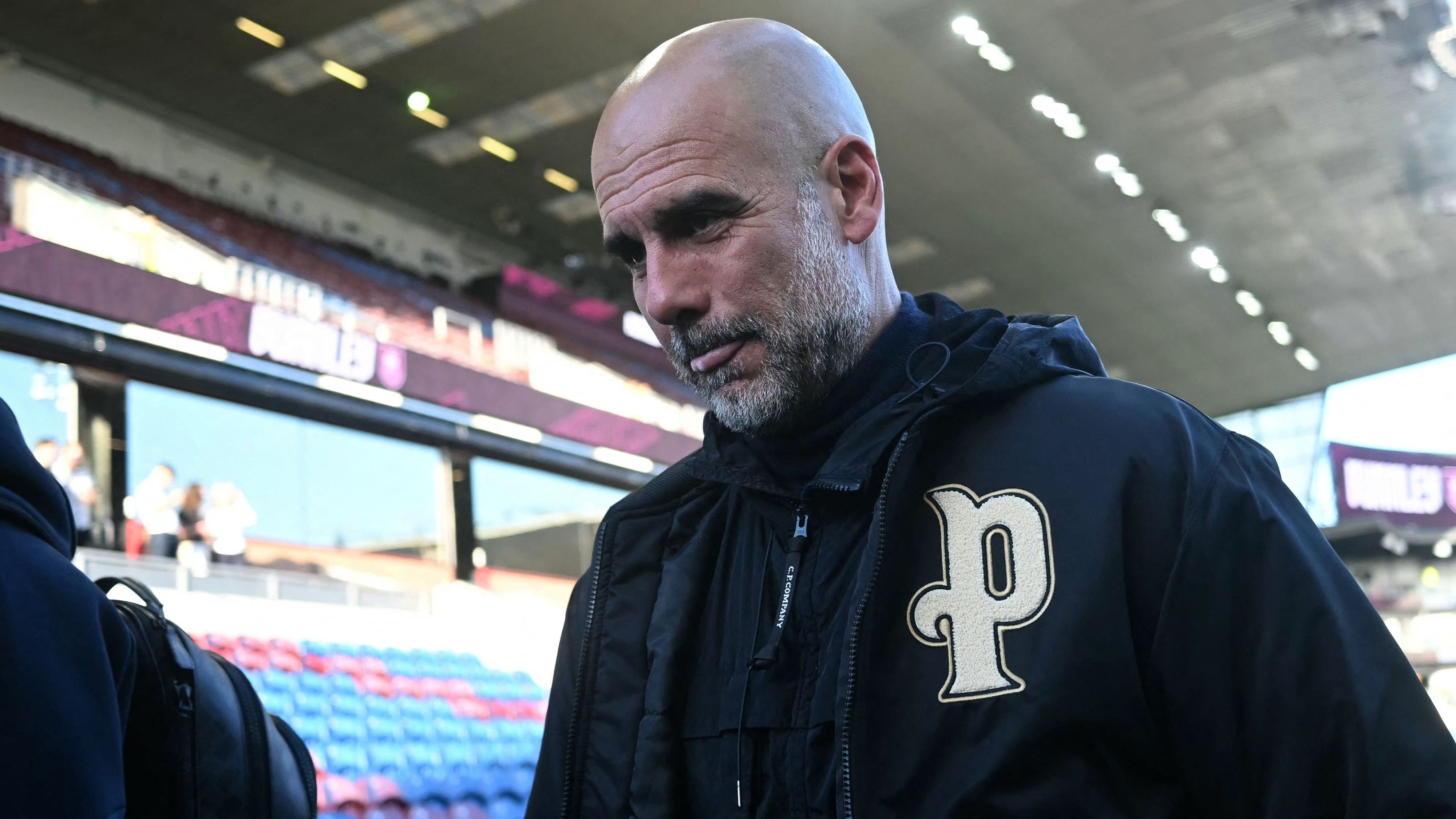 جوارديولا يرد بسخرية على رحيل ستونز.. ويشيد بقرار النادي التاريخي