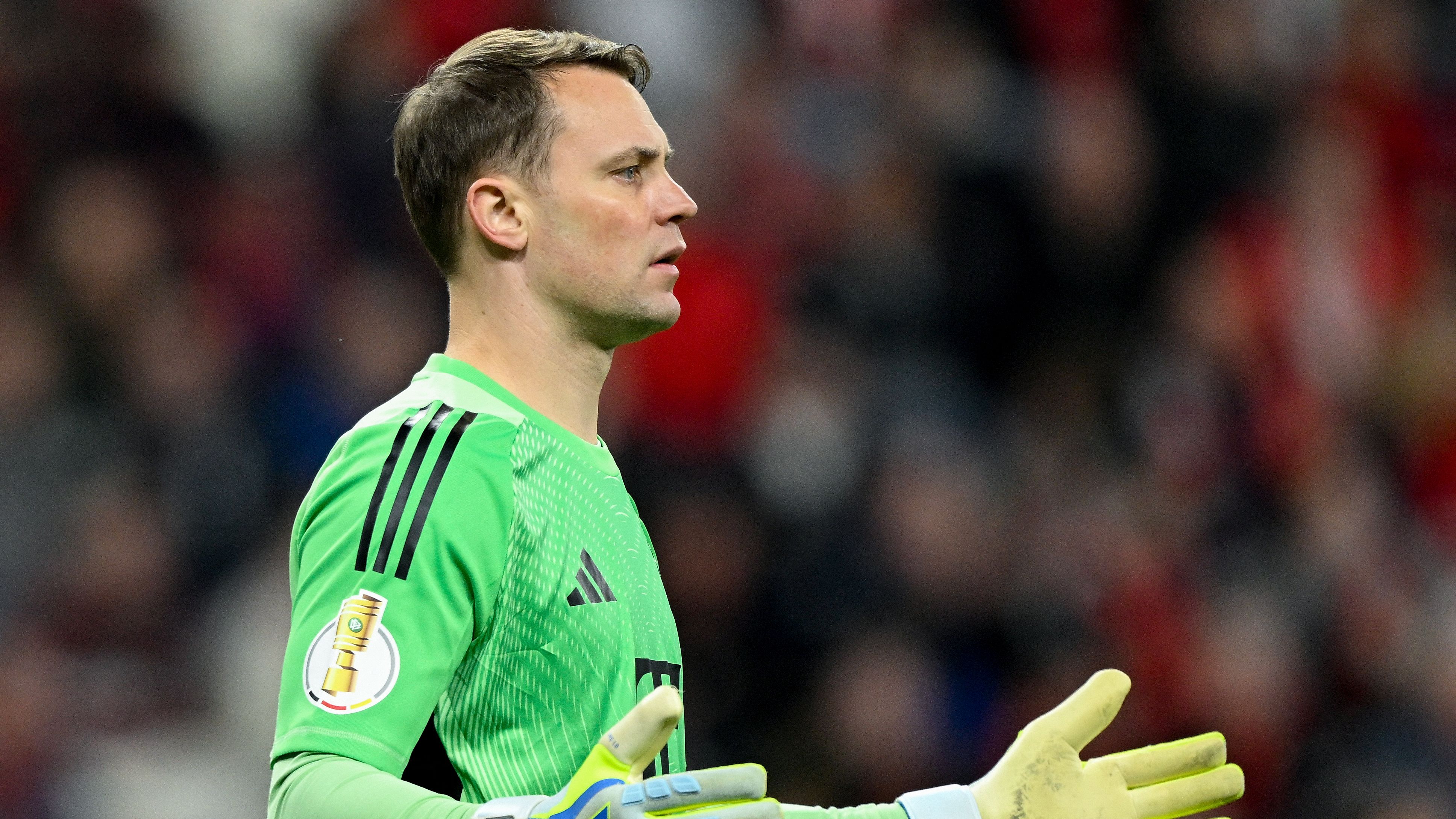 مدير بايرن ميونخ يسخر من سؤال حول تجديد عقد نوير