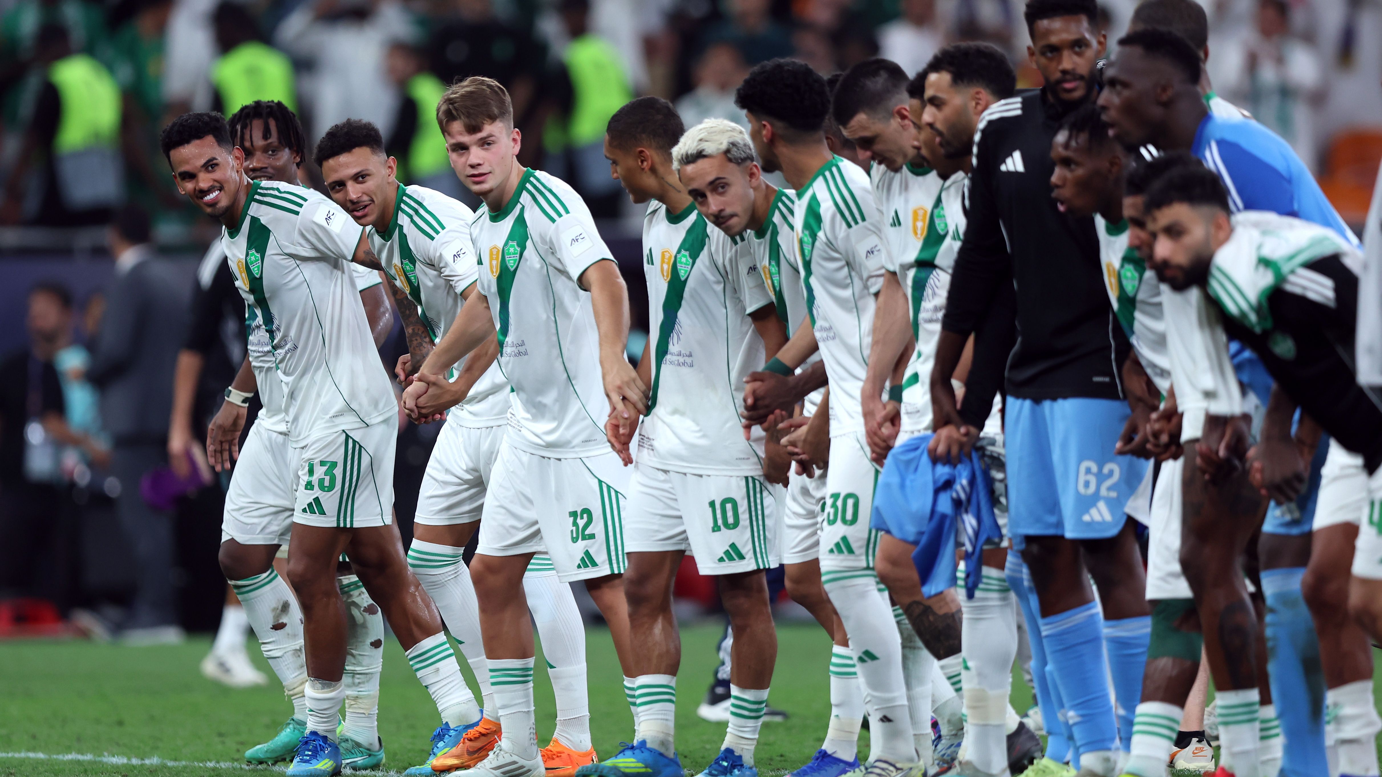 فيديو: رجل العام؟.. إيبانيز يحتفي بنجم أهلي جدة