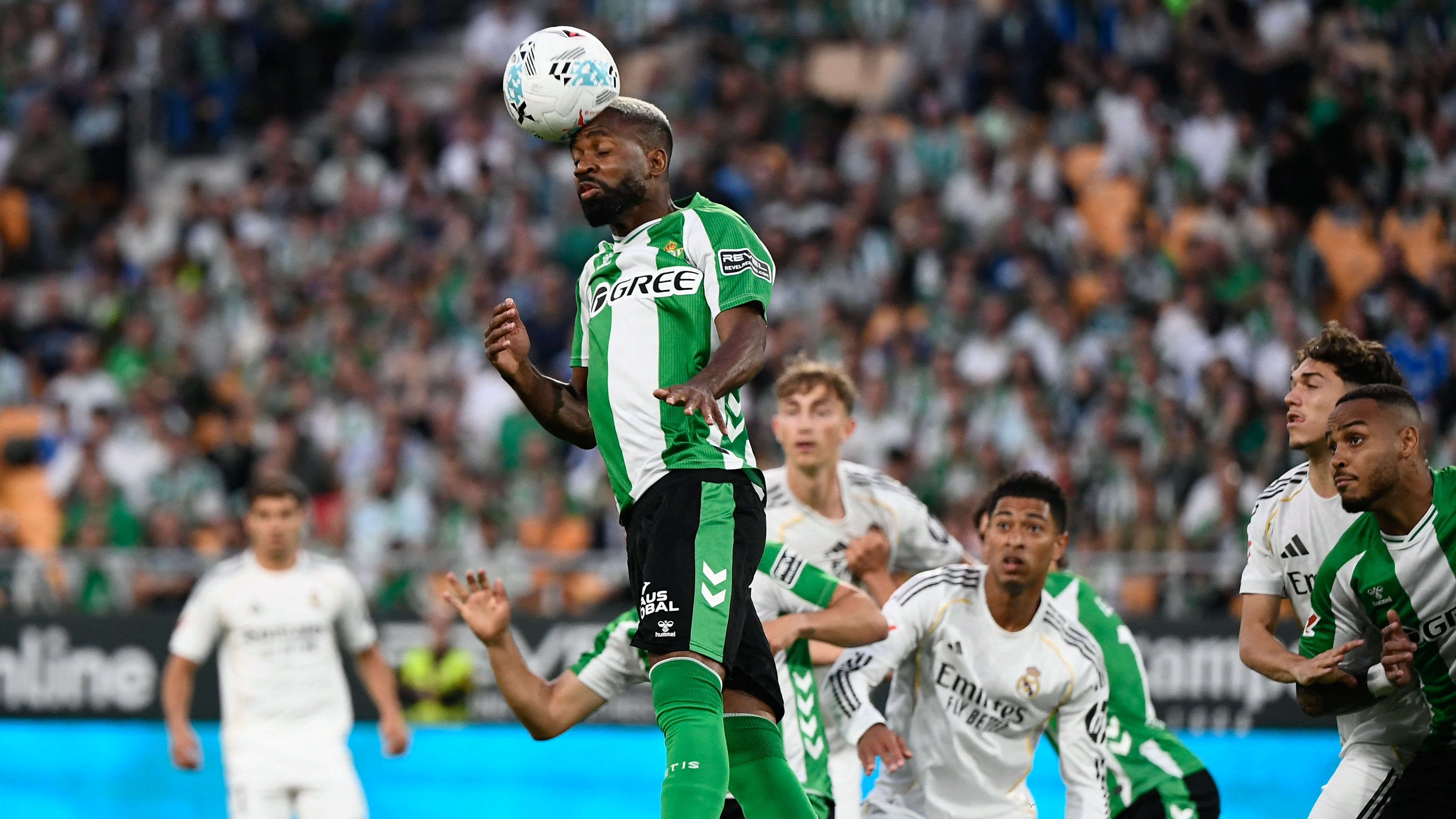 هل استحق لاعب ريال مدريد الطرد أمام بيتيس؟.. خبير تحكيمي يعلق