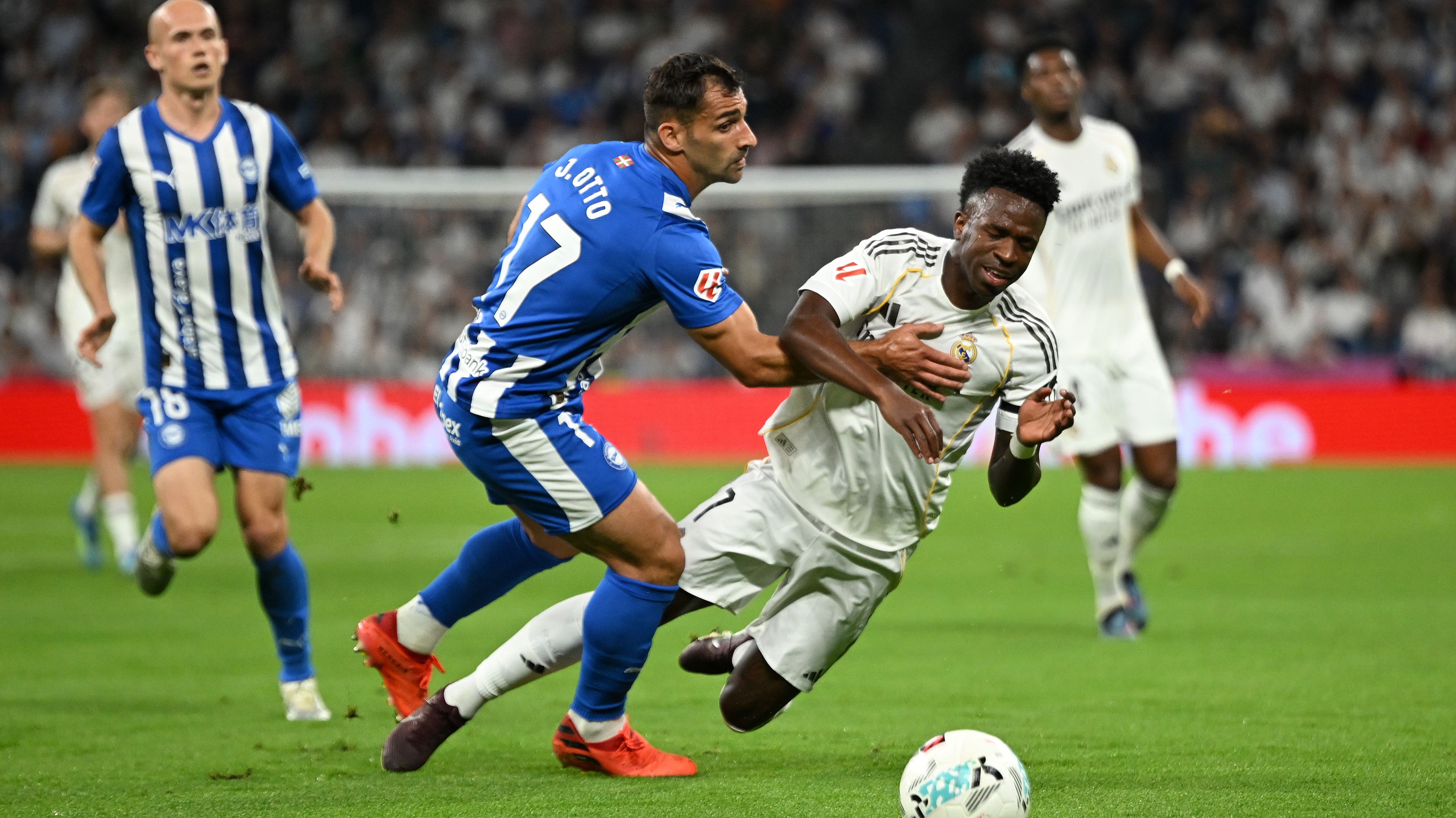 بالفيديو.. صافرات استهجان.. جماهير ريال مدريد تشير بأصابع الاتهام إلى مبابي وفينيسيوس