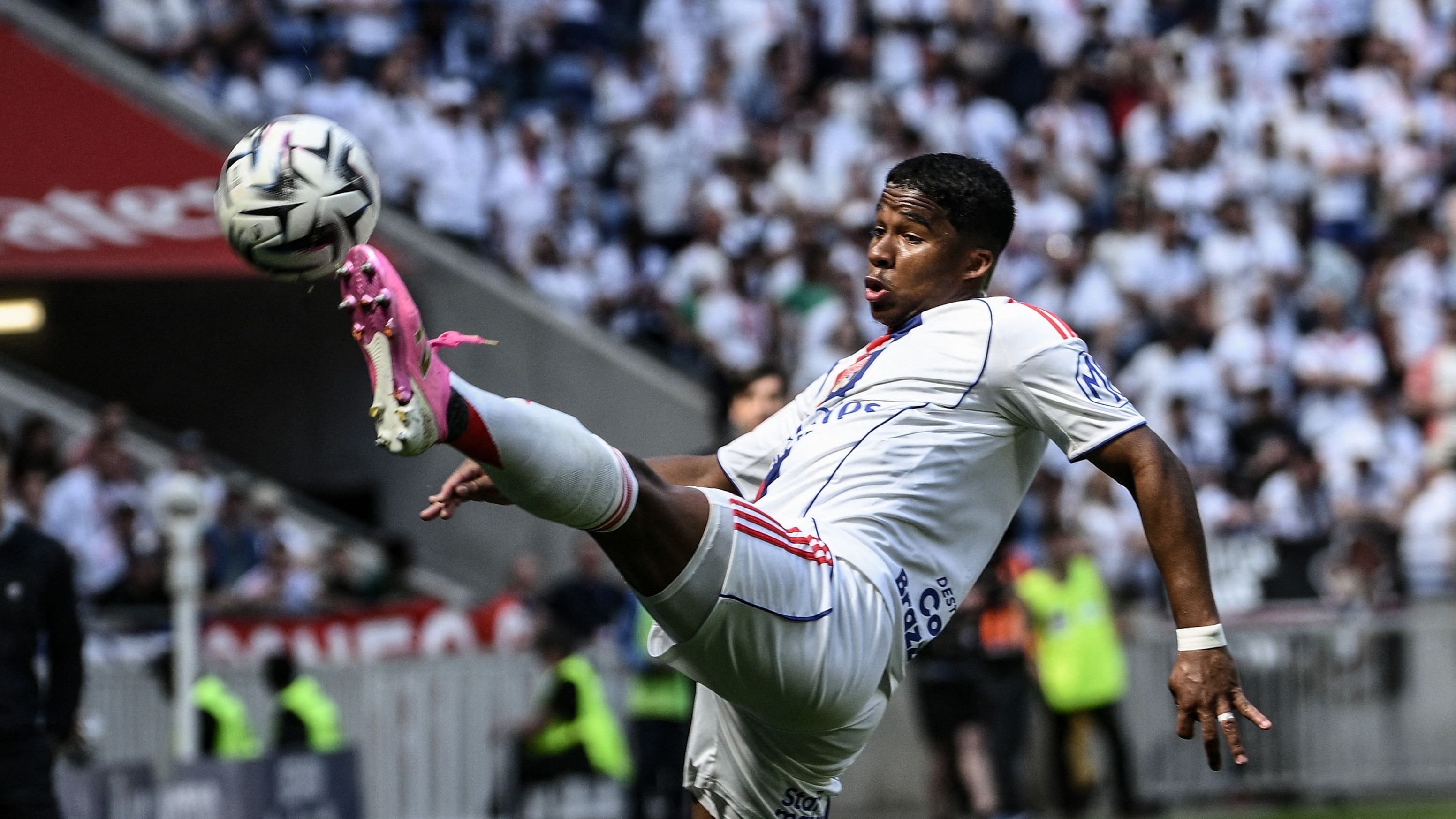 TOPSHOT-FBL-FRA-LIGUE1-LYON-AUXERRE