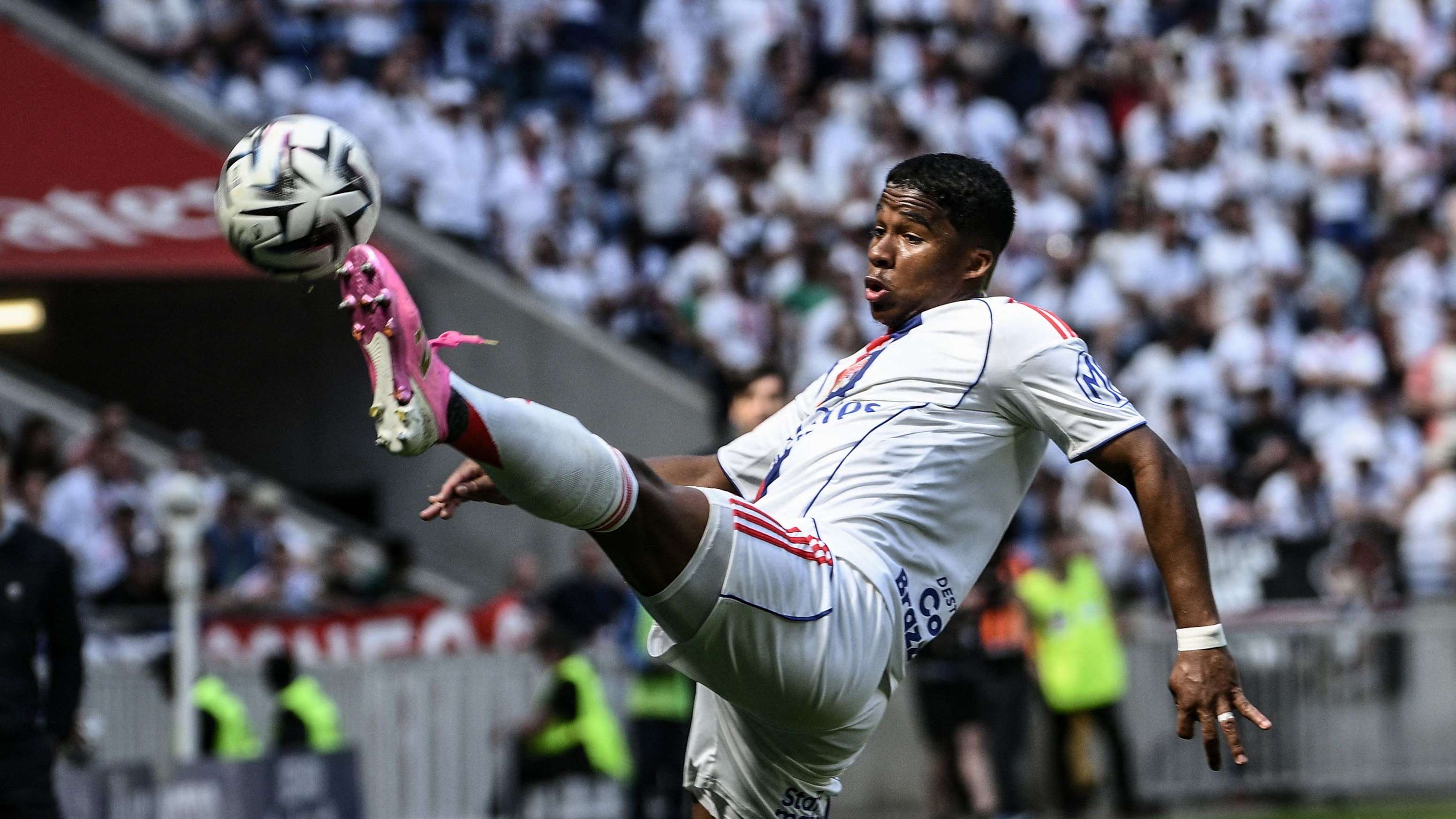 TOPSHOT-FBL-FRA-LIGUE1-LYON-AUXERRE