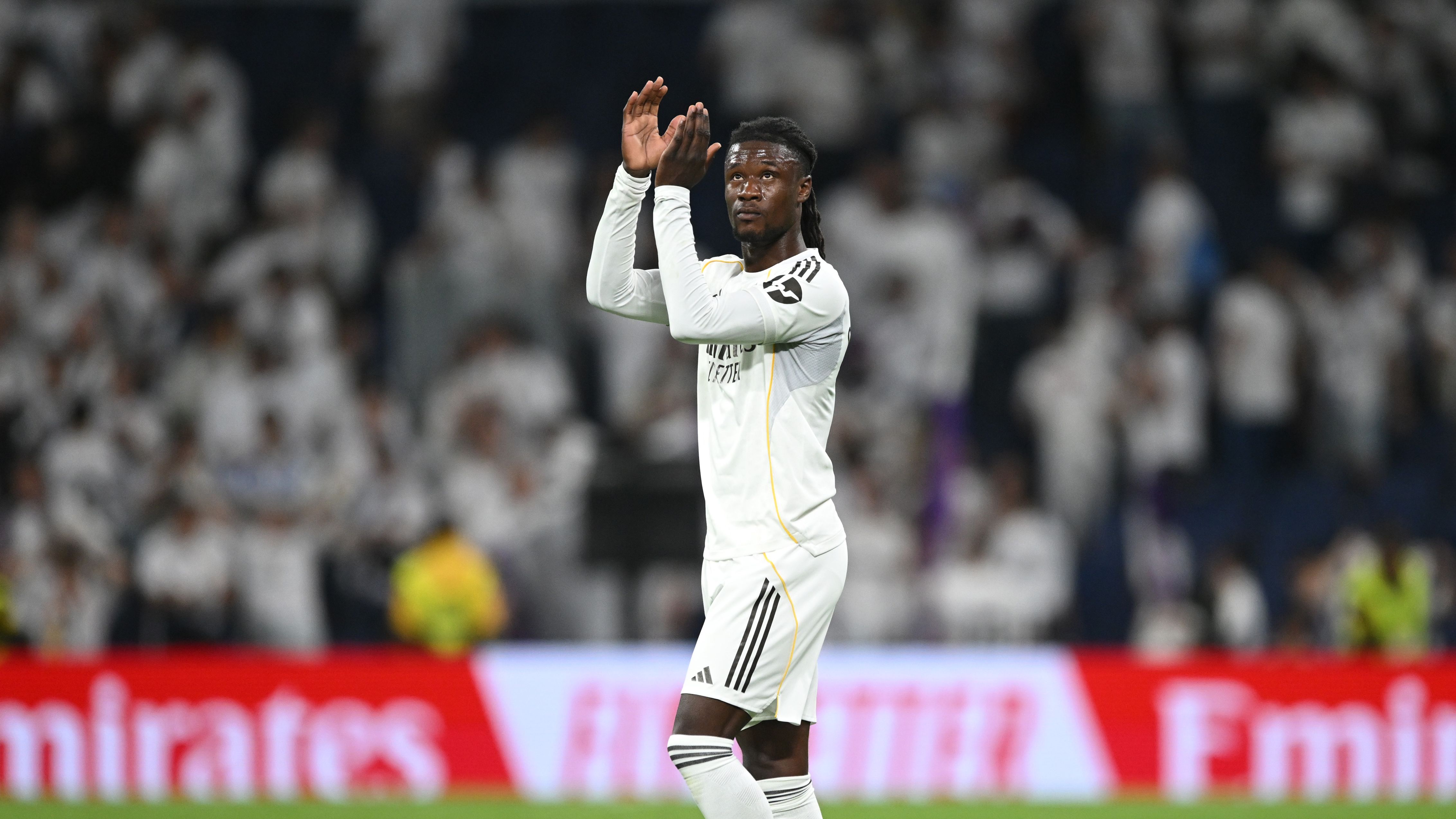 كامافينجا يرد على صافرات جماهير ريال مدريد بتحية ودية بعد مباراة ألافيس