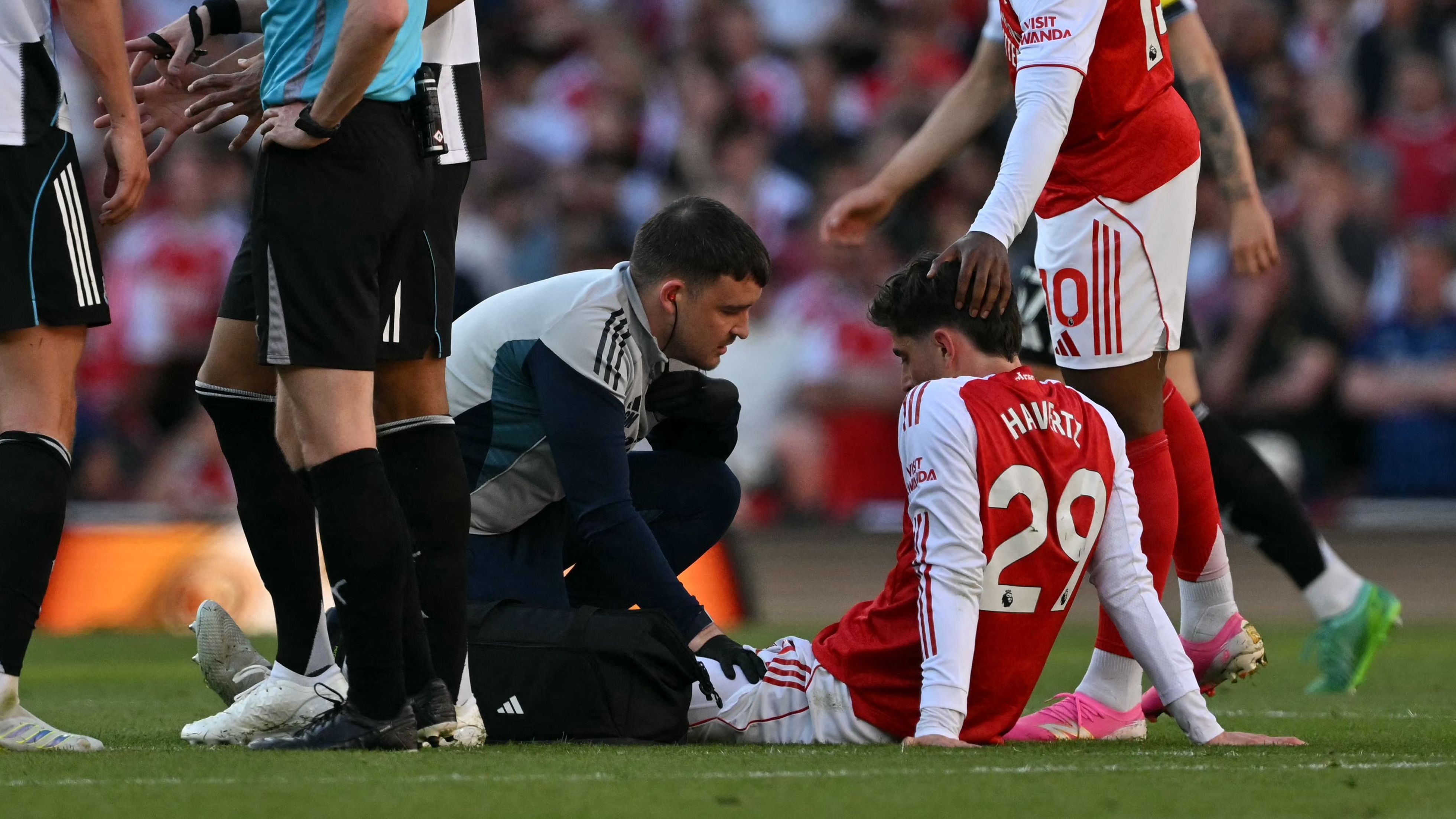 "لعنة الجولة 34" تضرب البريميرليج.. إصابات مرعبة لصلاح ونجوم أرسنال وتوتنهام