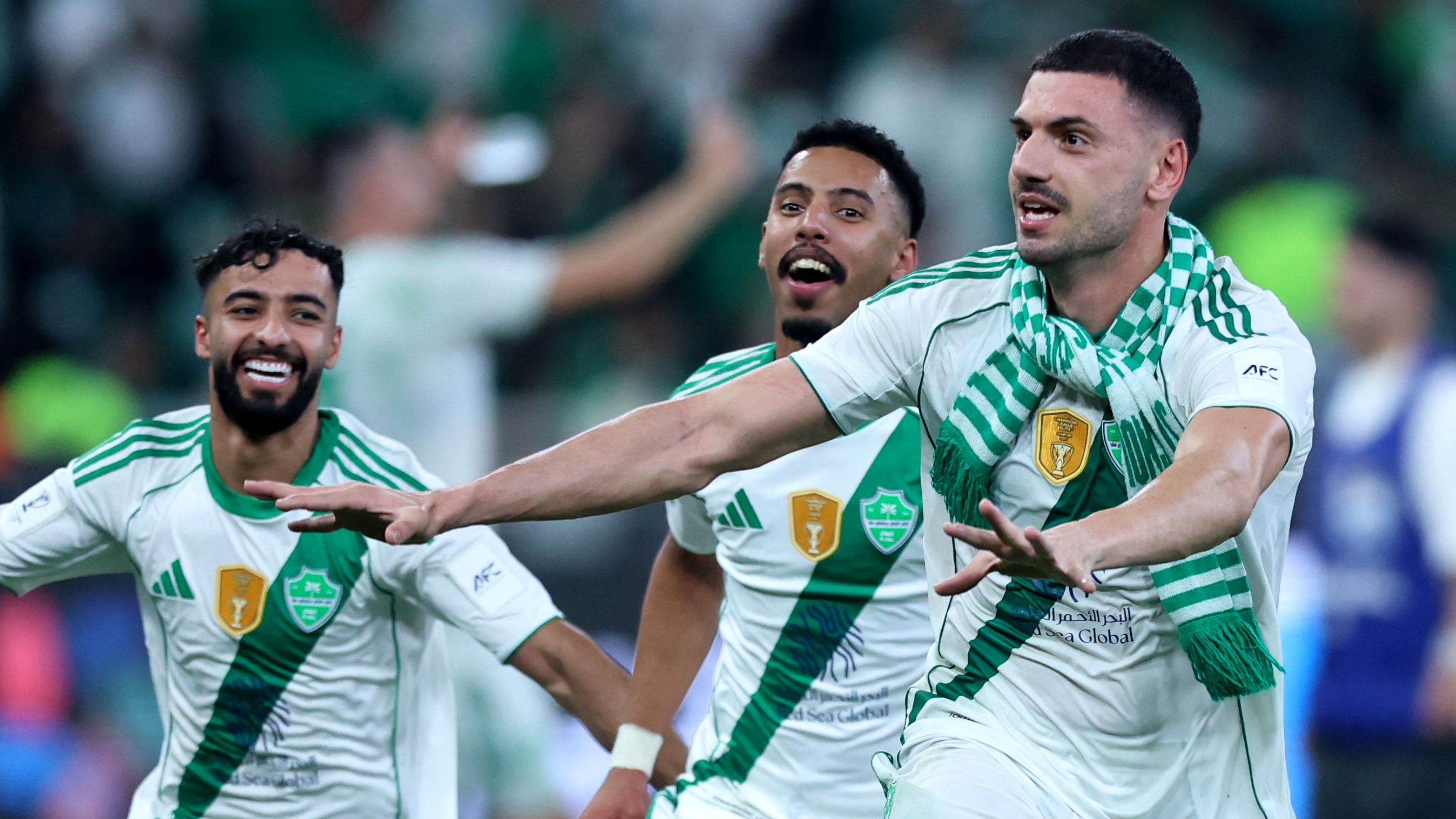 بالفيديو: الأهلي يطارد وصافة الهلال بثلاثية في الخلود
