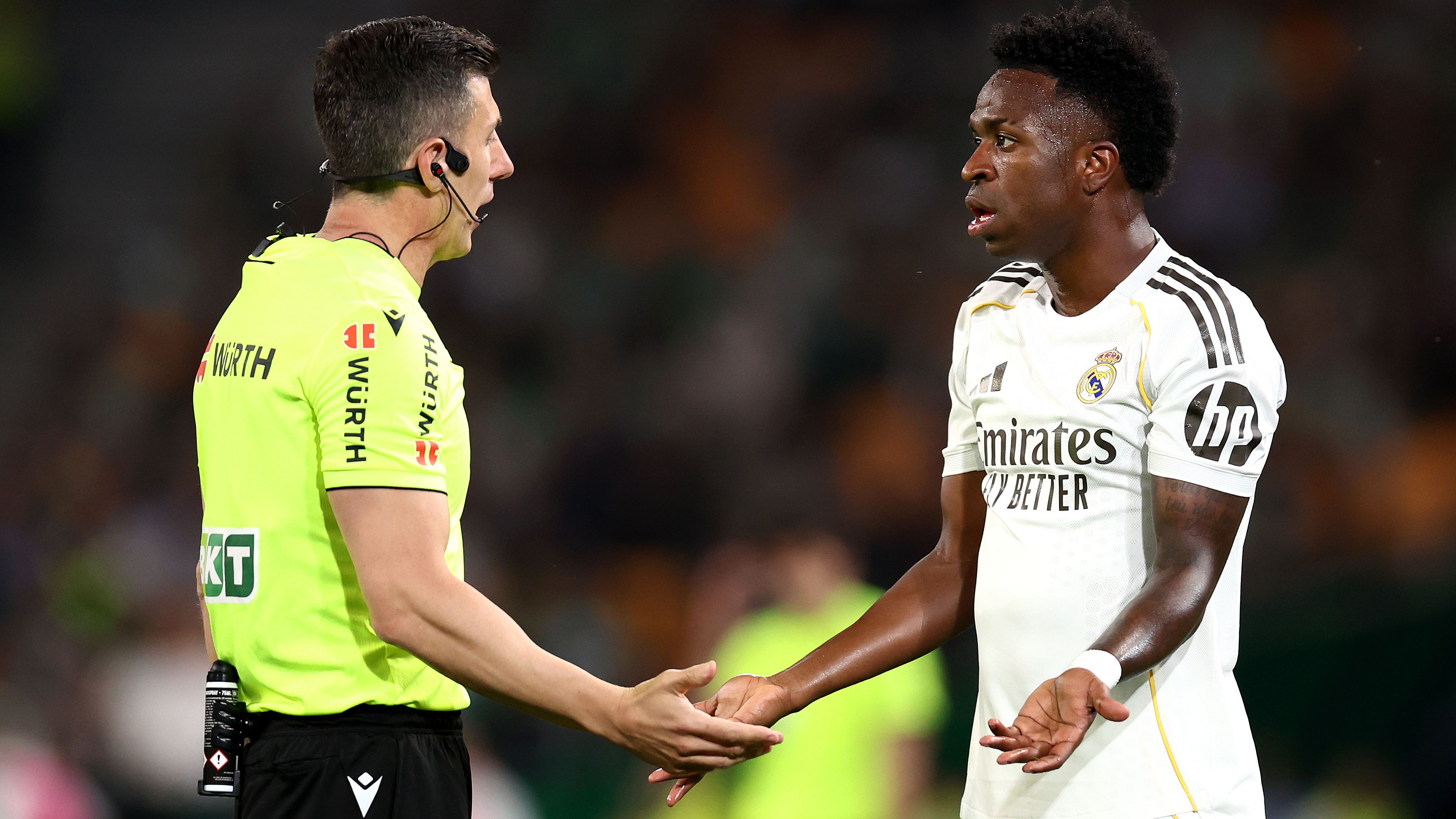 ثنائي تحكيمي يطعن ريال مدريد في الظهر بتعادل مخيب مع بيتيس