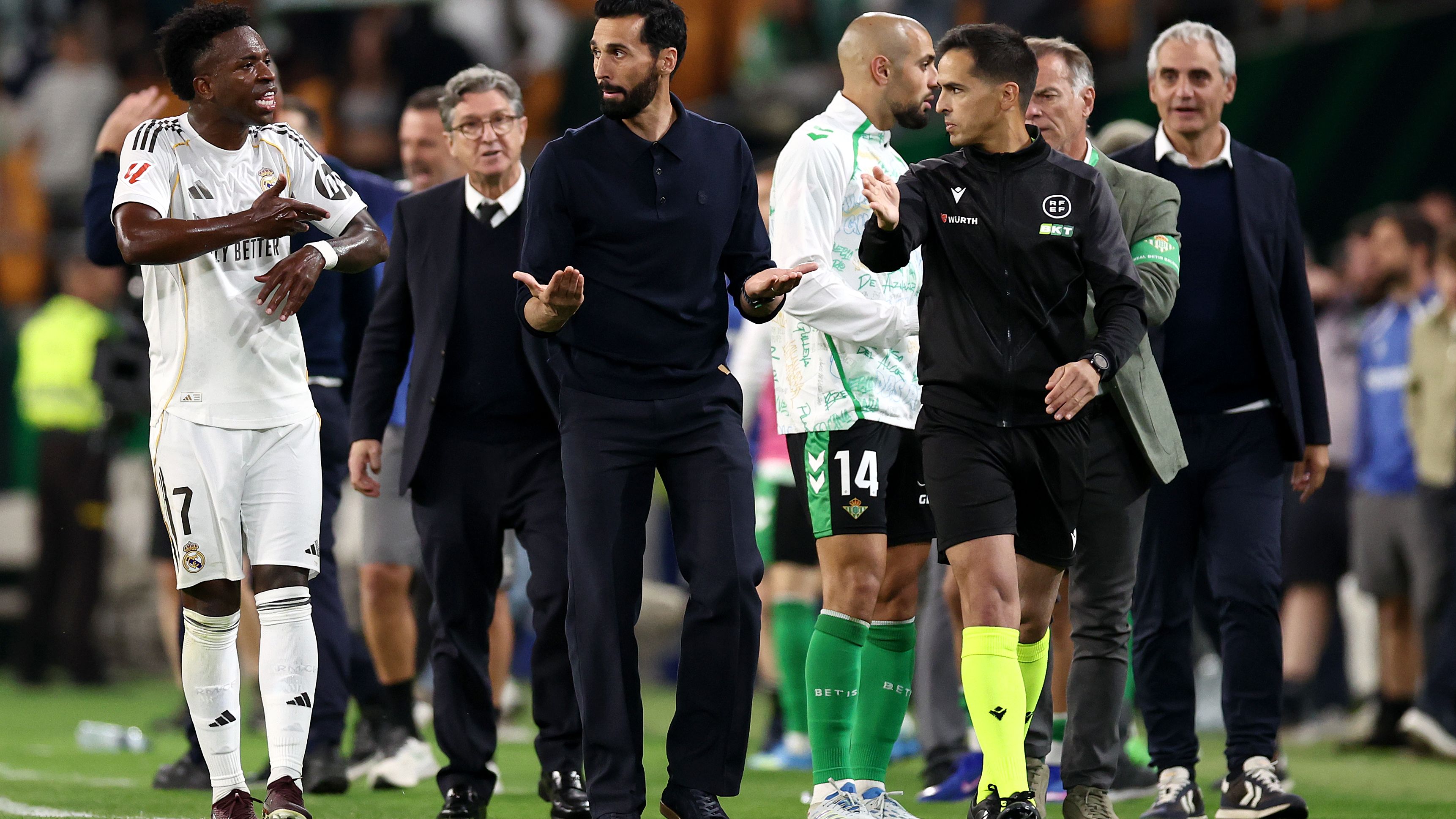 فينيسيوس في قلب العاصفة.. الجماهير تفقد صبرها وتهاجم اللاعبين: "ألا تستحون من أنفسكم"