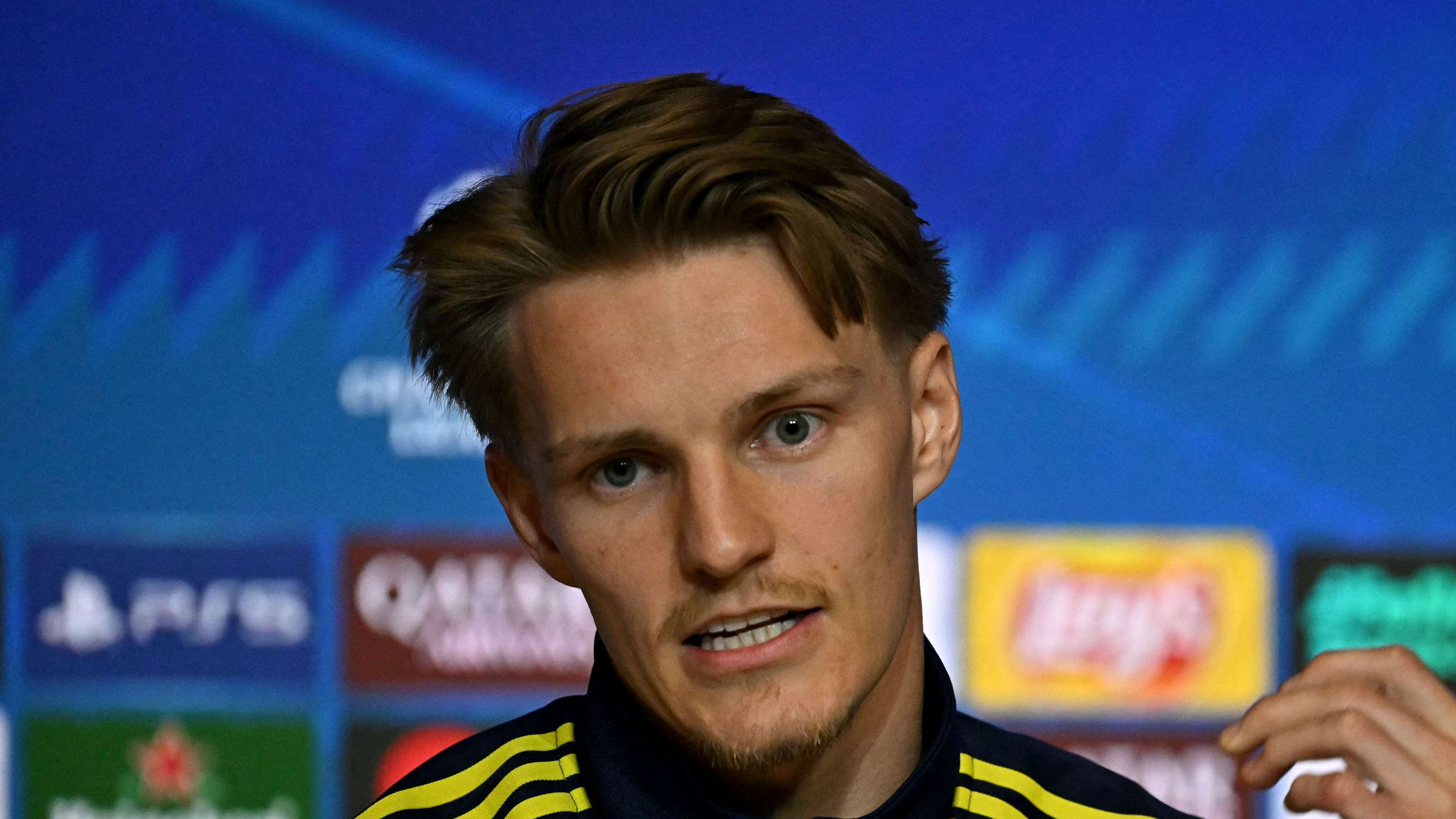 FBL-EUR-C1-ARSENAL-TRAINING-PRESSER