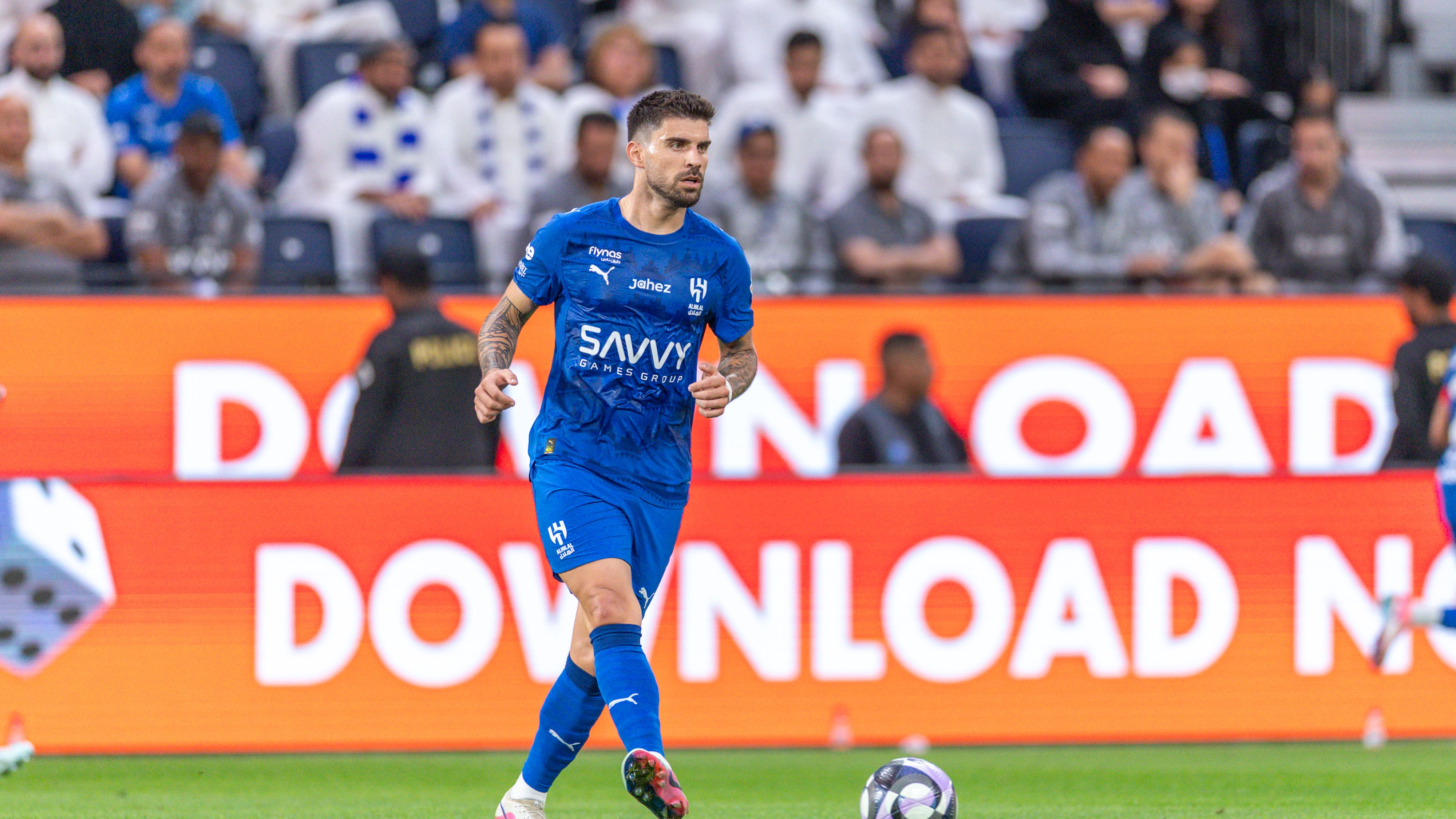 نيفيز: الهلال أضاء حياتي وسنقاتل أمام النصر