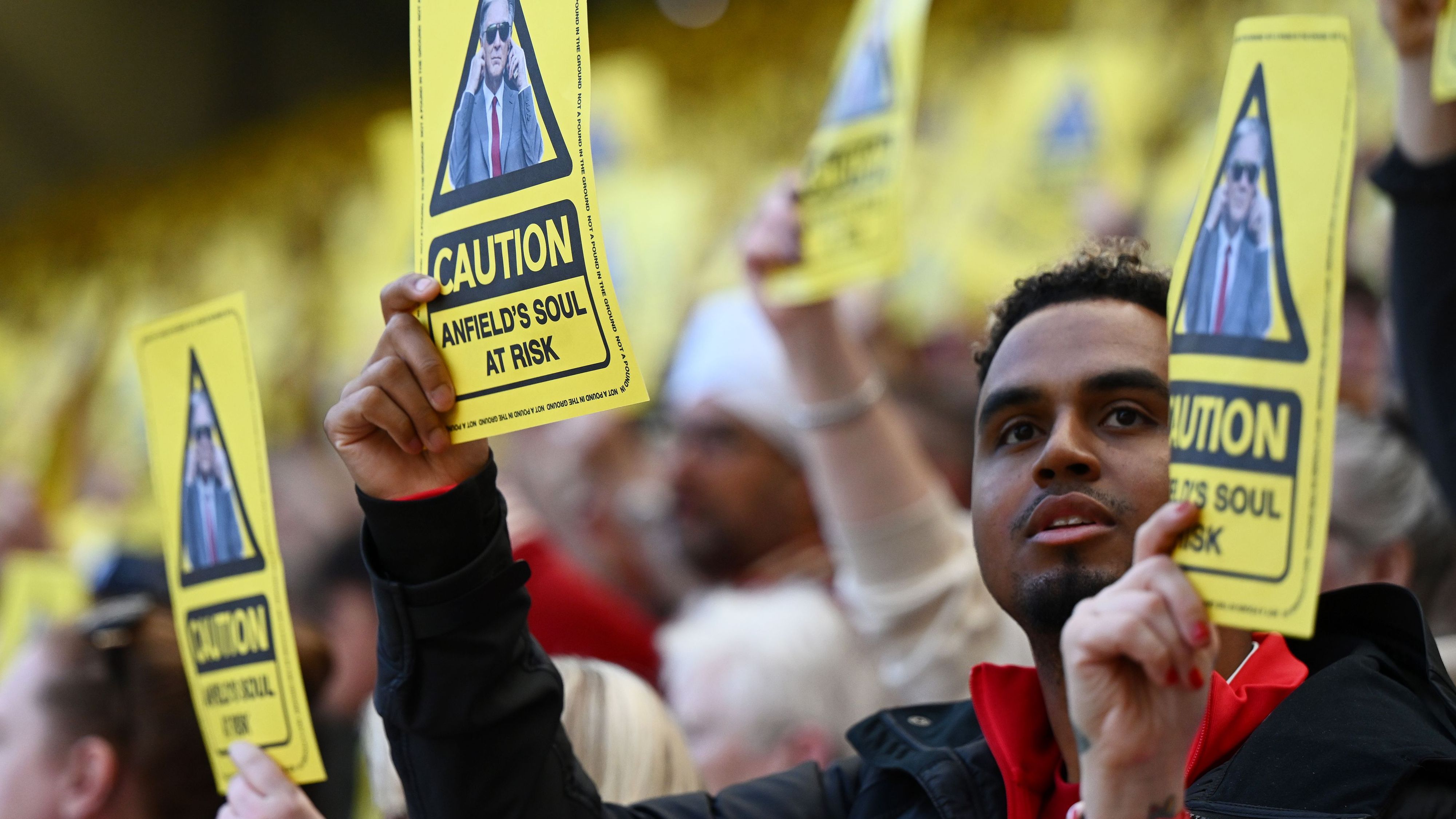 جماهير ليفربول تشهر البطاقة الصفراء في وجه الإدارة