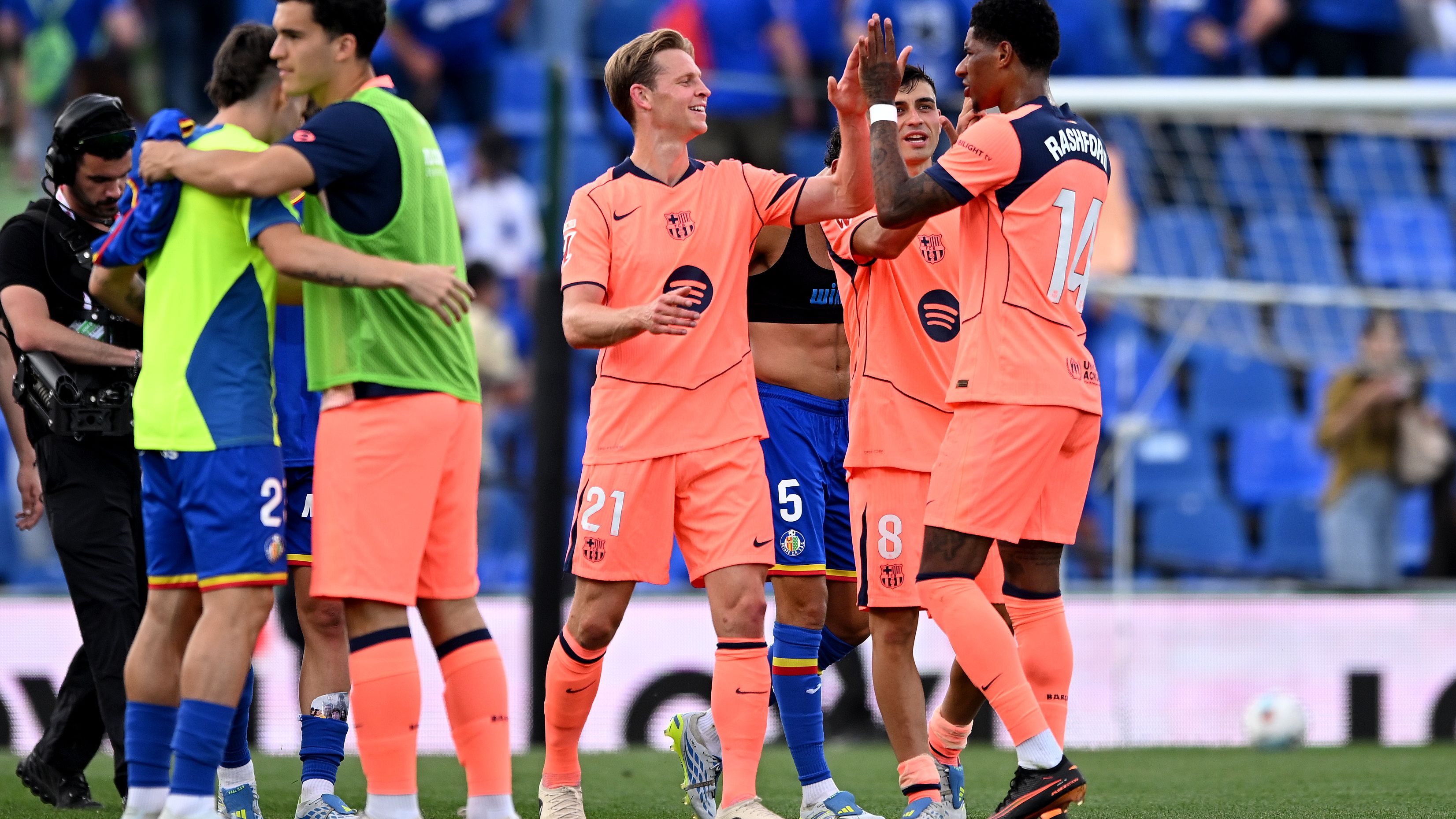 رسميًا.. لاعب مغربي يوقع لبرشلونة