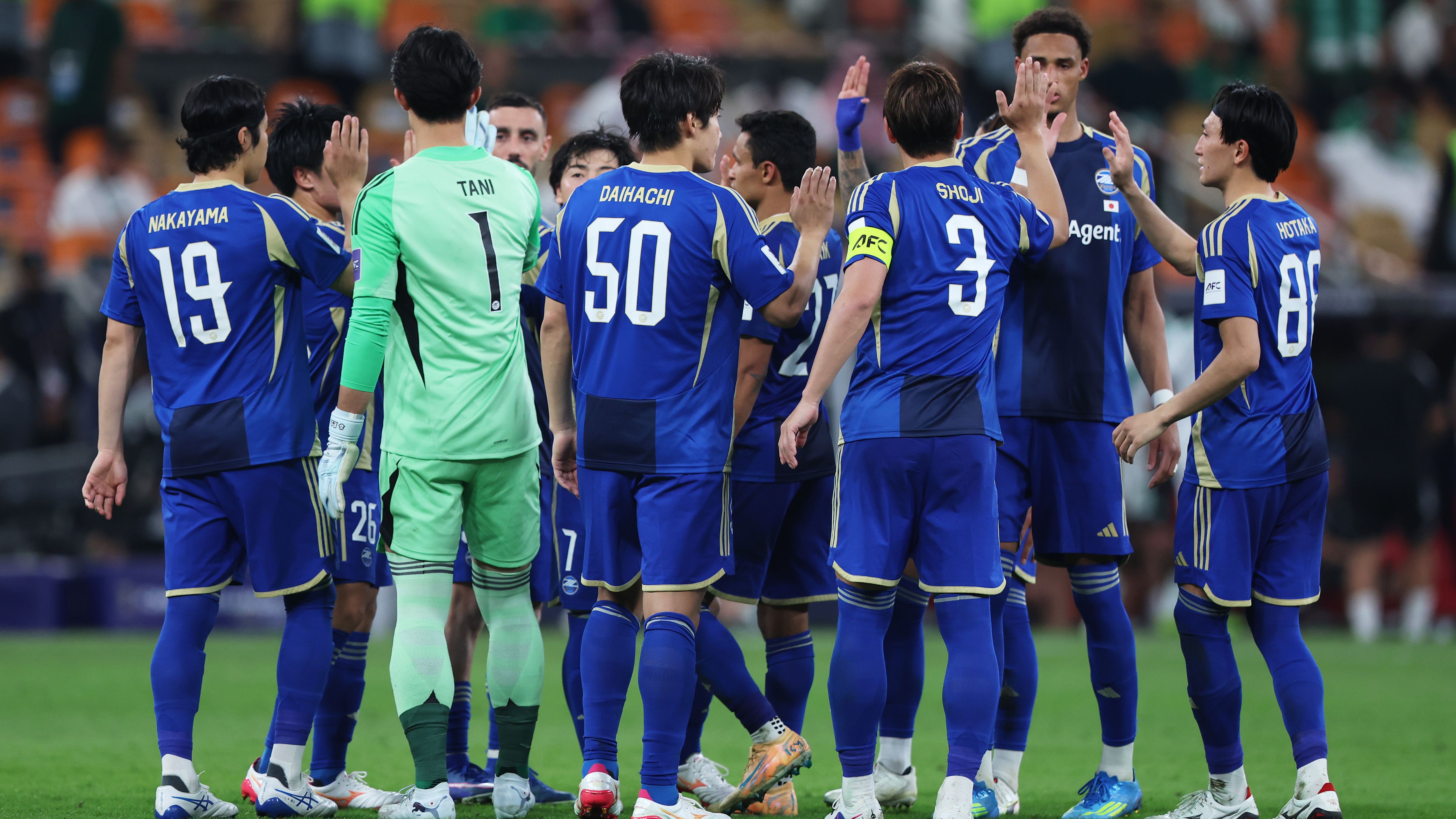 فيديو: سقطوا كزجاجات البولينج.. لقطة طريفة للاعبي ماتشيدا في نهائي الأهلي