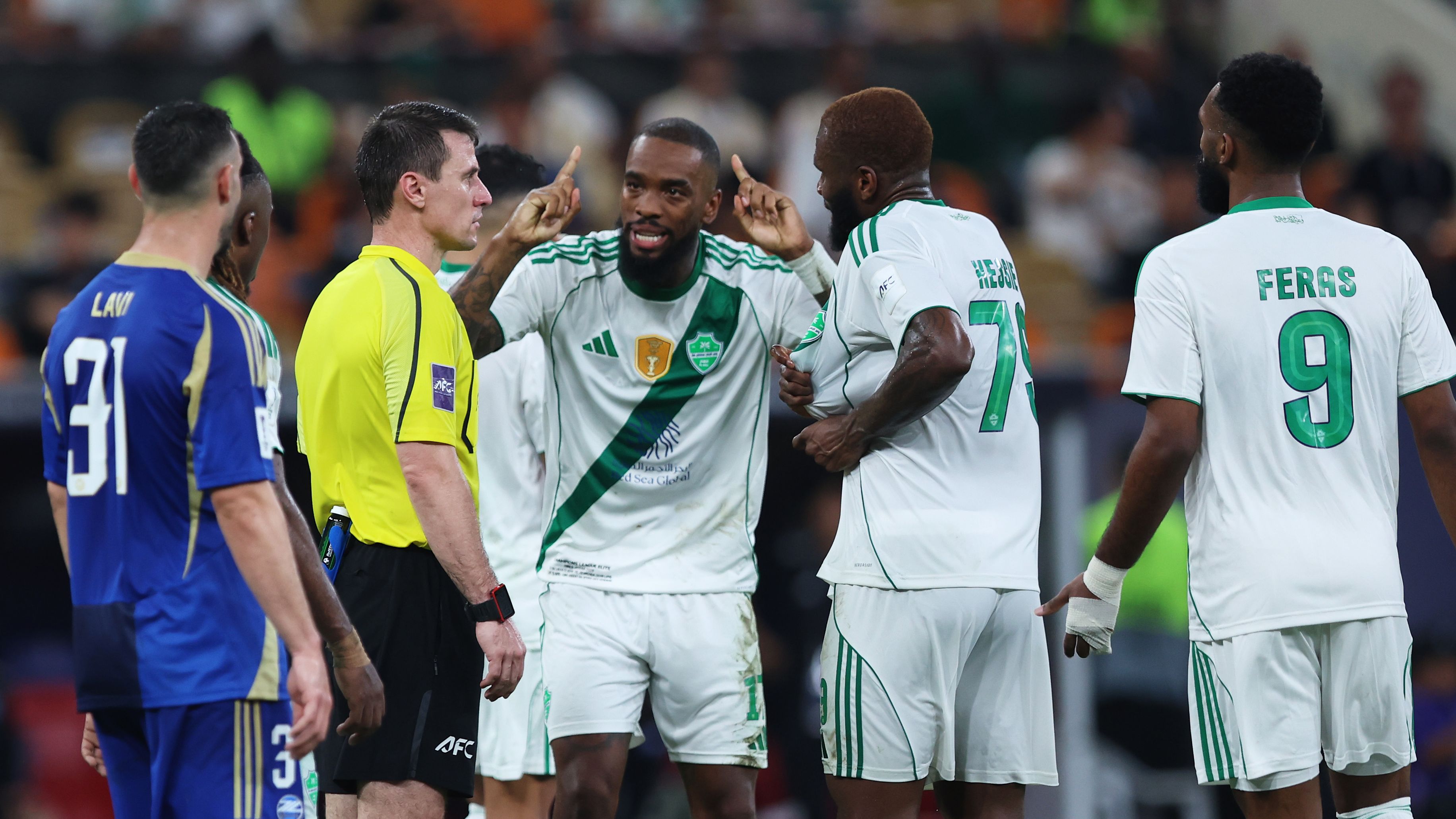 محترف الأهلي يشعل الجدل في نهائي آسيا.. وخبير تحكيمي يكشف المفاجأة