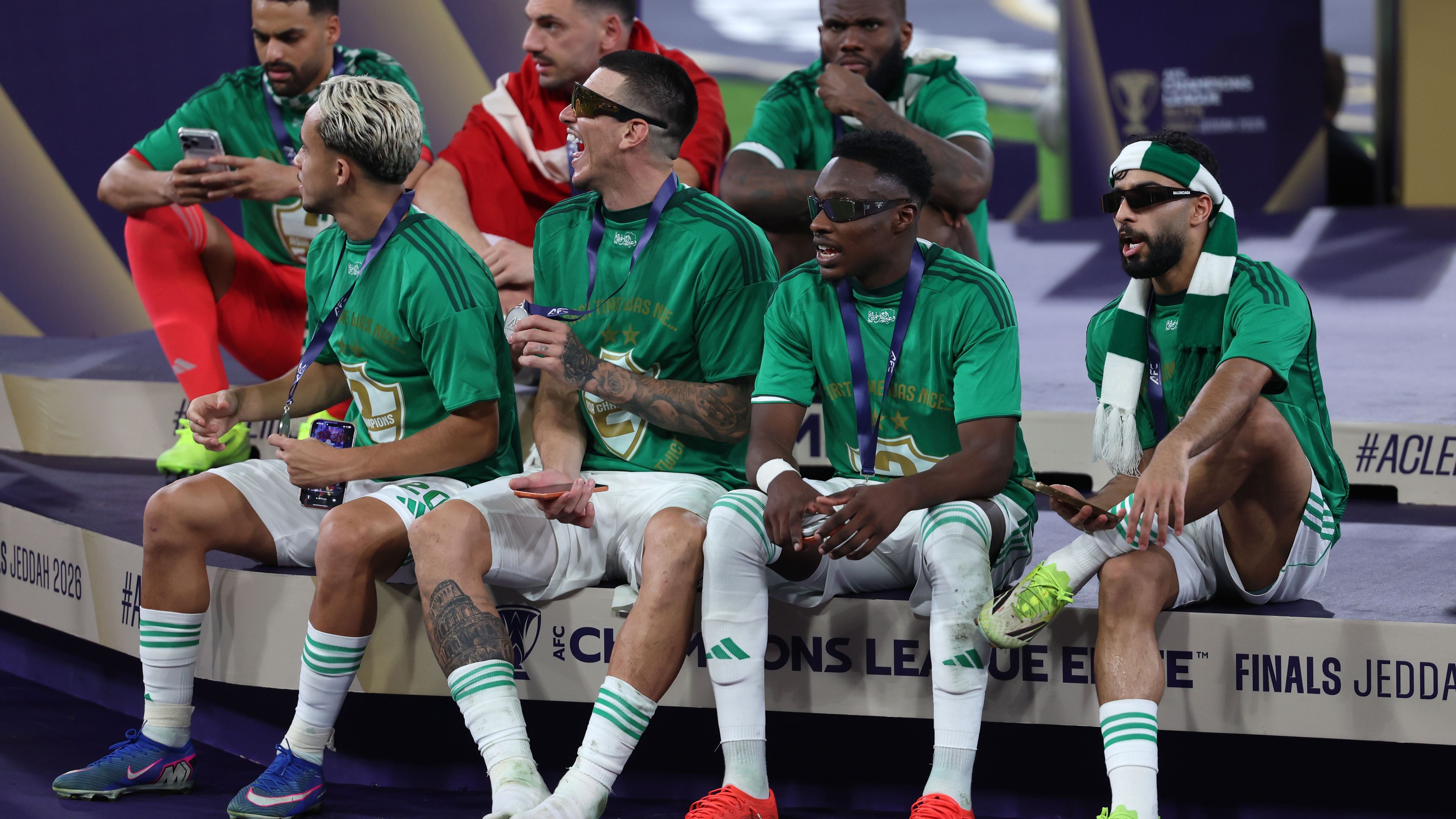 بين الخيانة والسجن.. لاعب الأهلي السعودي يثير الشكوك!