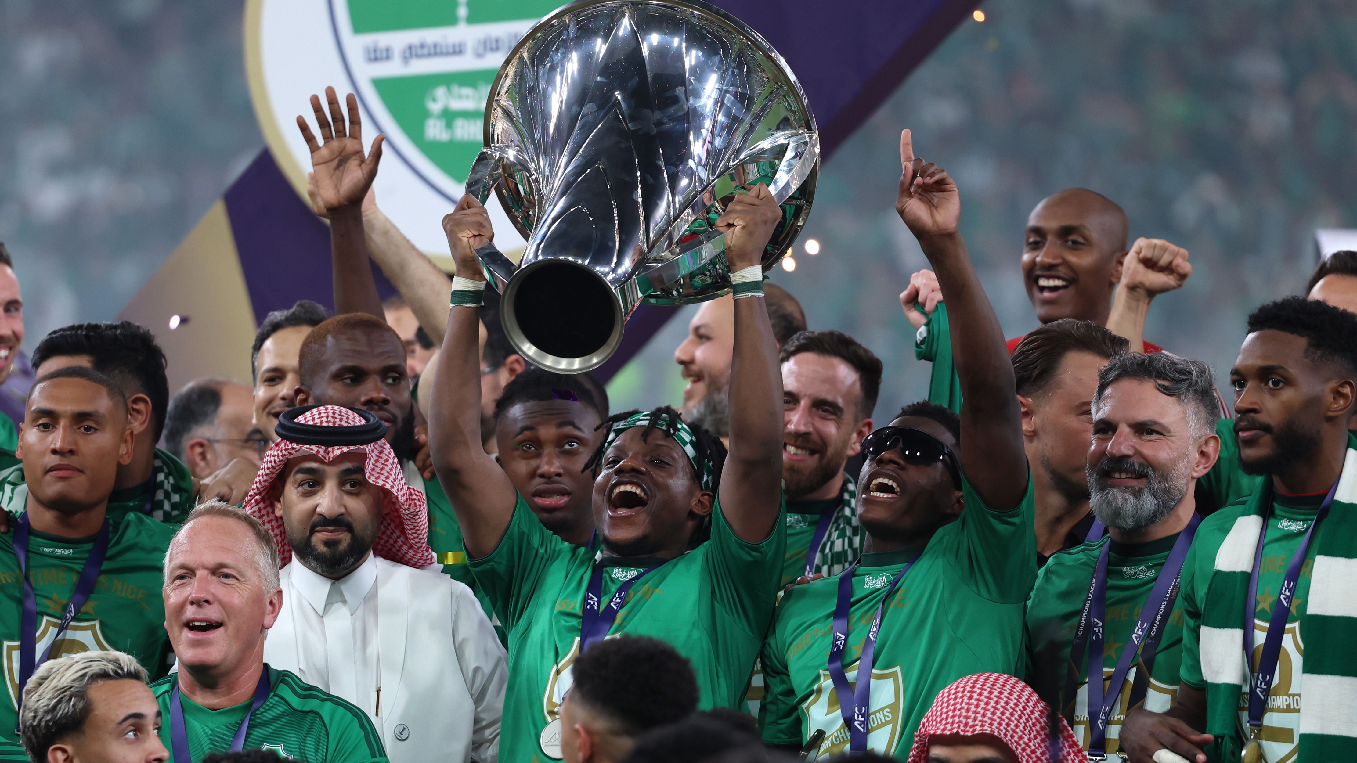 فيديو: احتفال رفضه النصر.. الخلود يكرم الأهلي بسبب نخبة آسيا