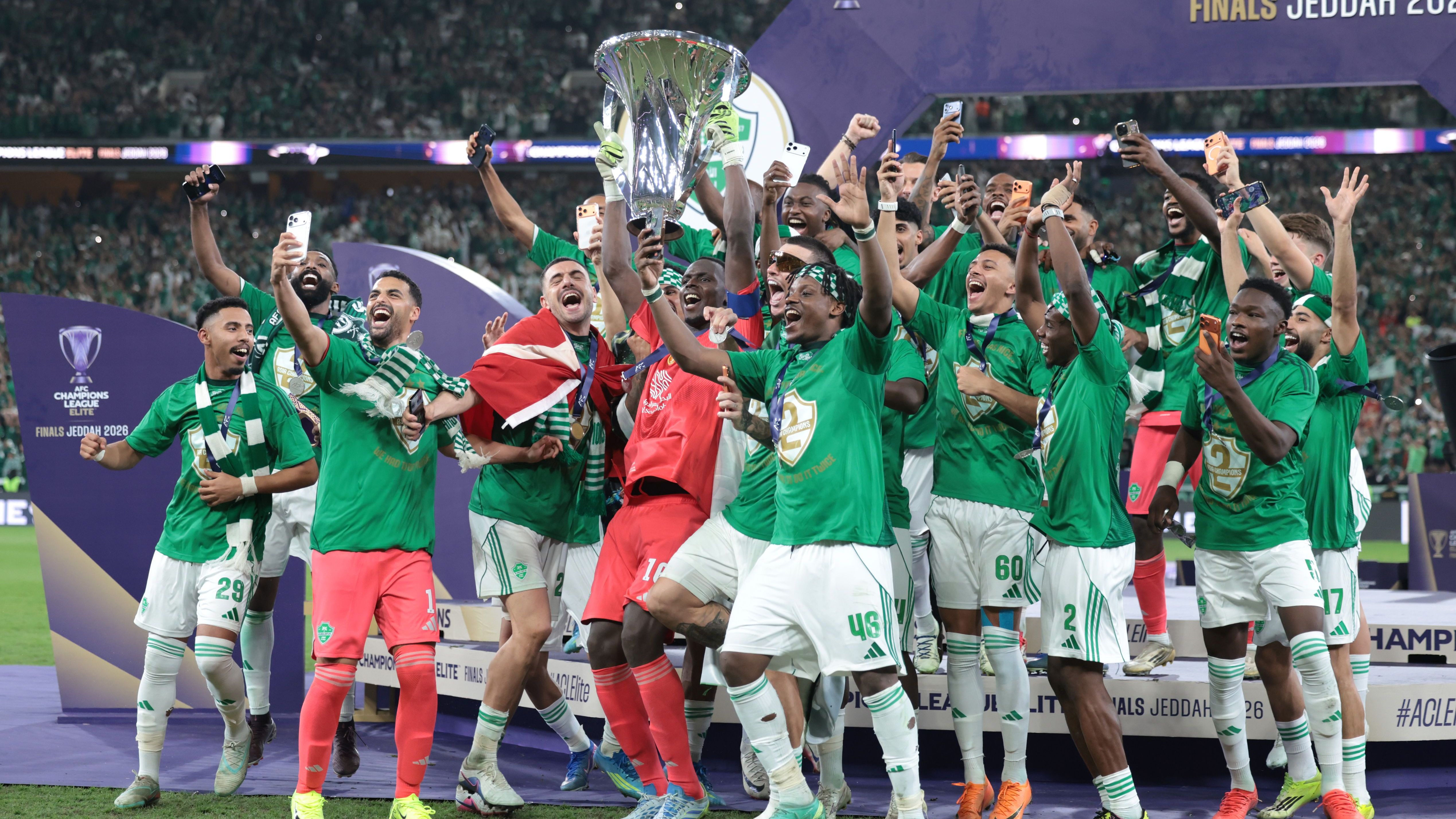 في ليلة حصد آسيا.. محترف الأهلي يستفز النصر بتصرف ساخر!