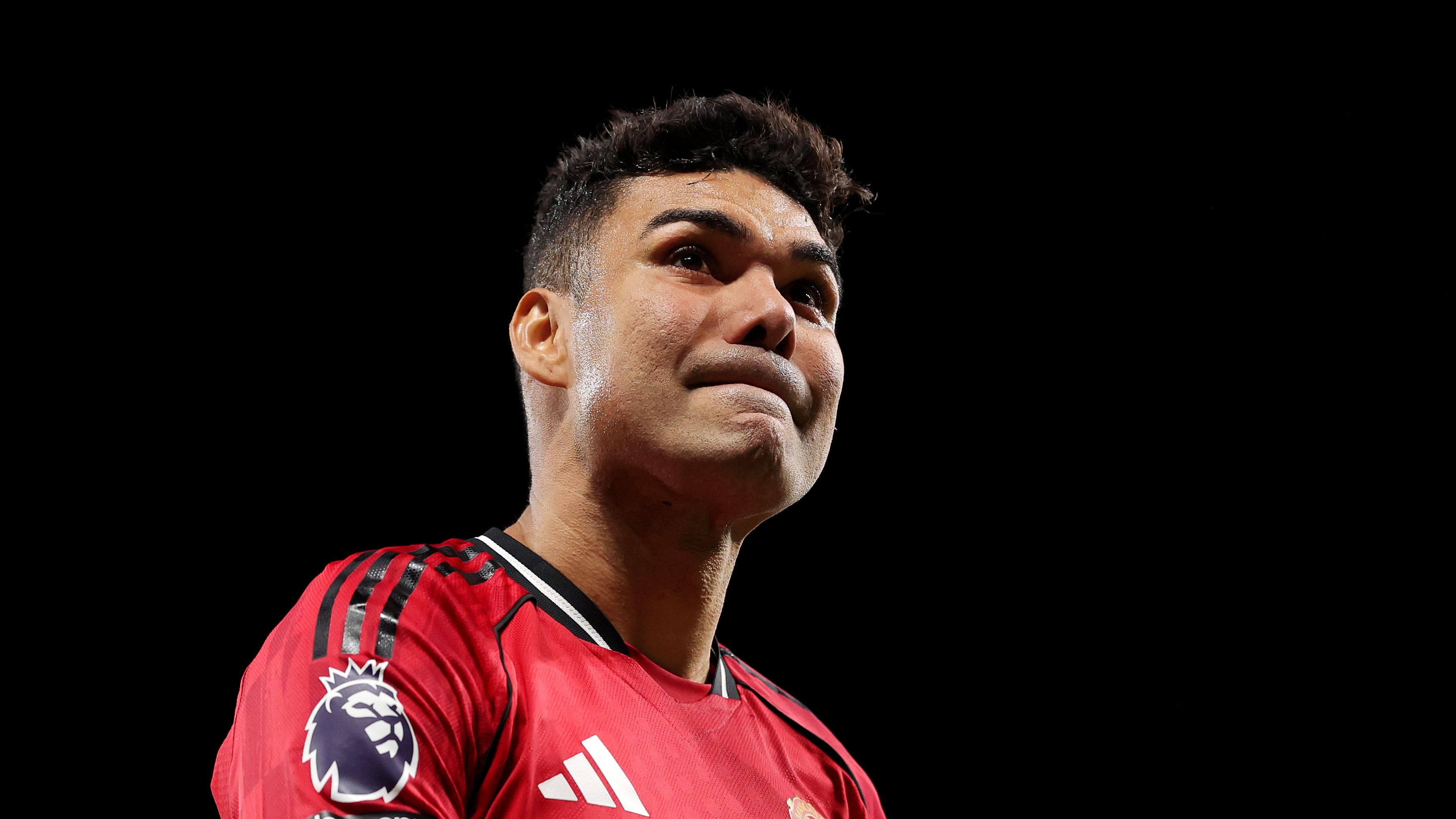 كاسيميرو يبكي بعد الفوز على برينتفورد ويصف فوزا واحدا مع يونايتد كالتتويج بلقب مع الريال