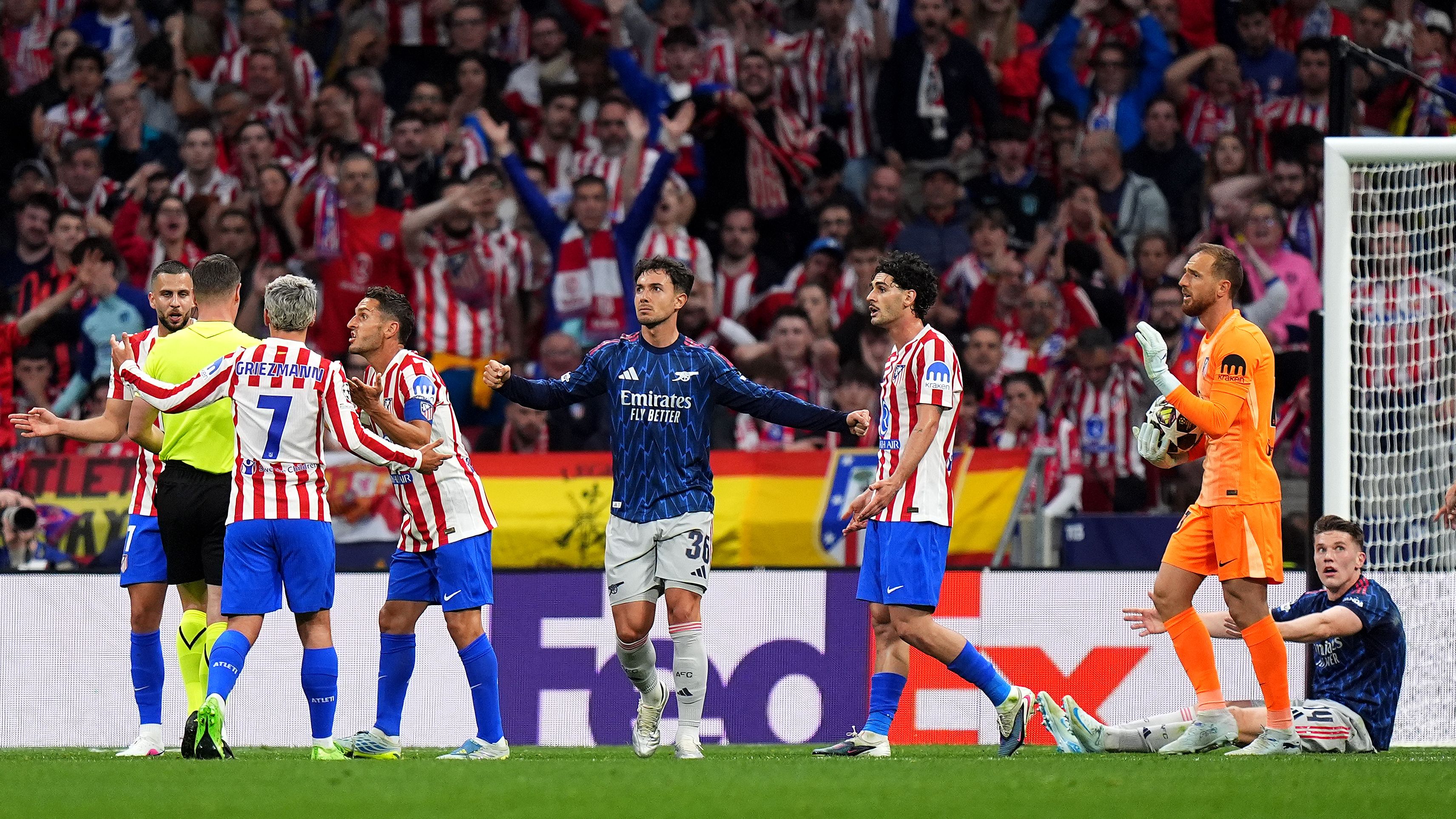 ازدواجية معايير؟.. نصف نهائي الأبطال يعيد جدل شكاوى برشلونة من التحكيم