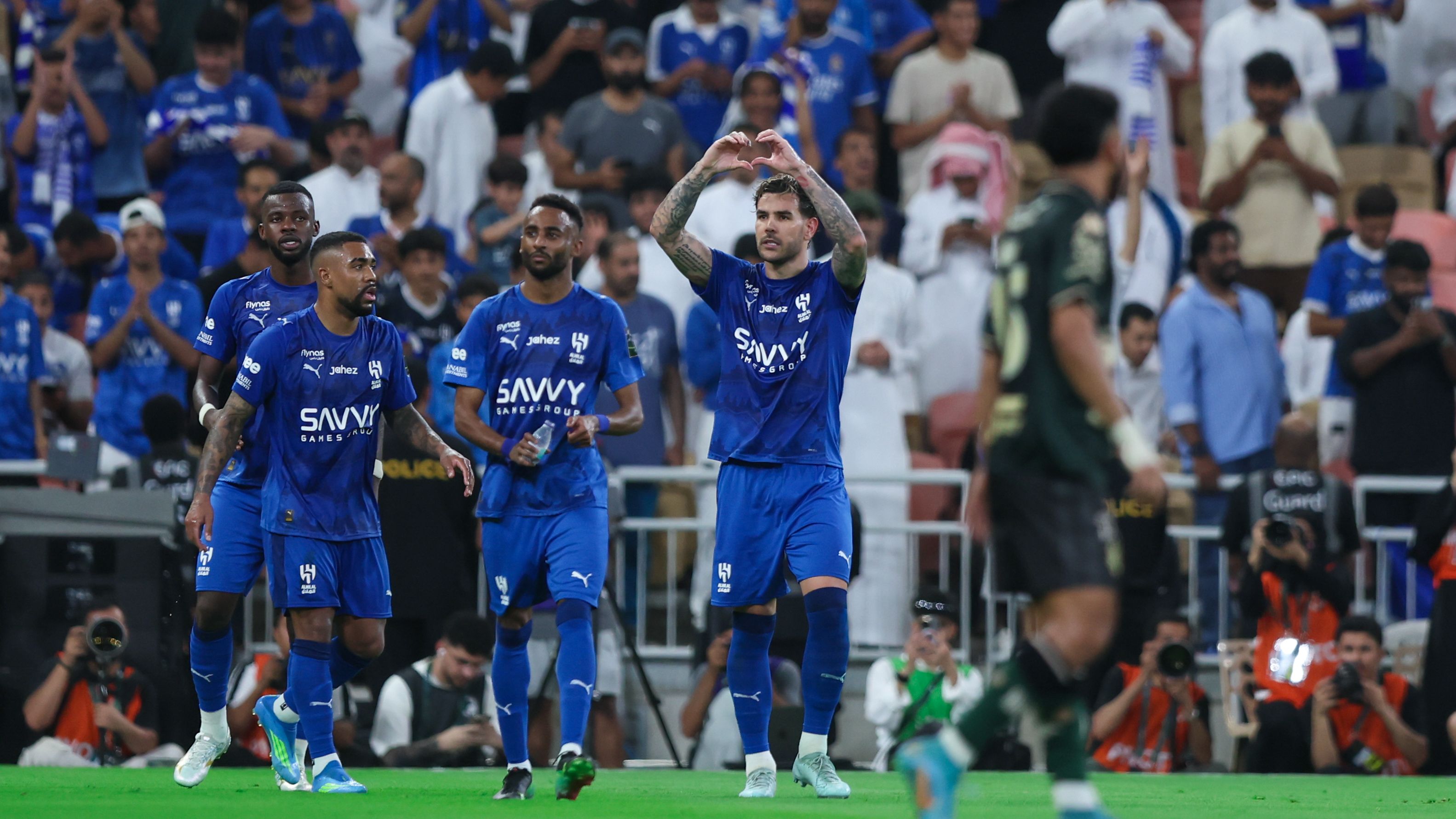 خبير تحكيمي يحسم الجدل حول ركلة جزاء الهلال أمام نيوم