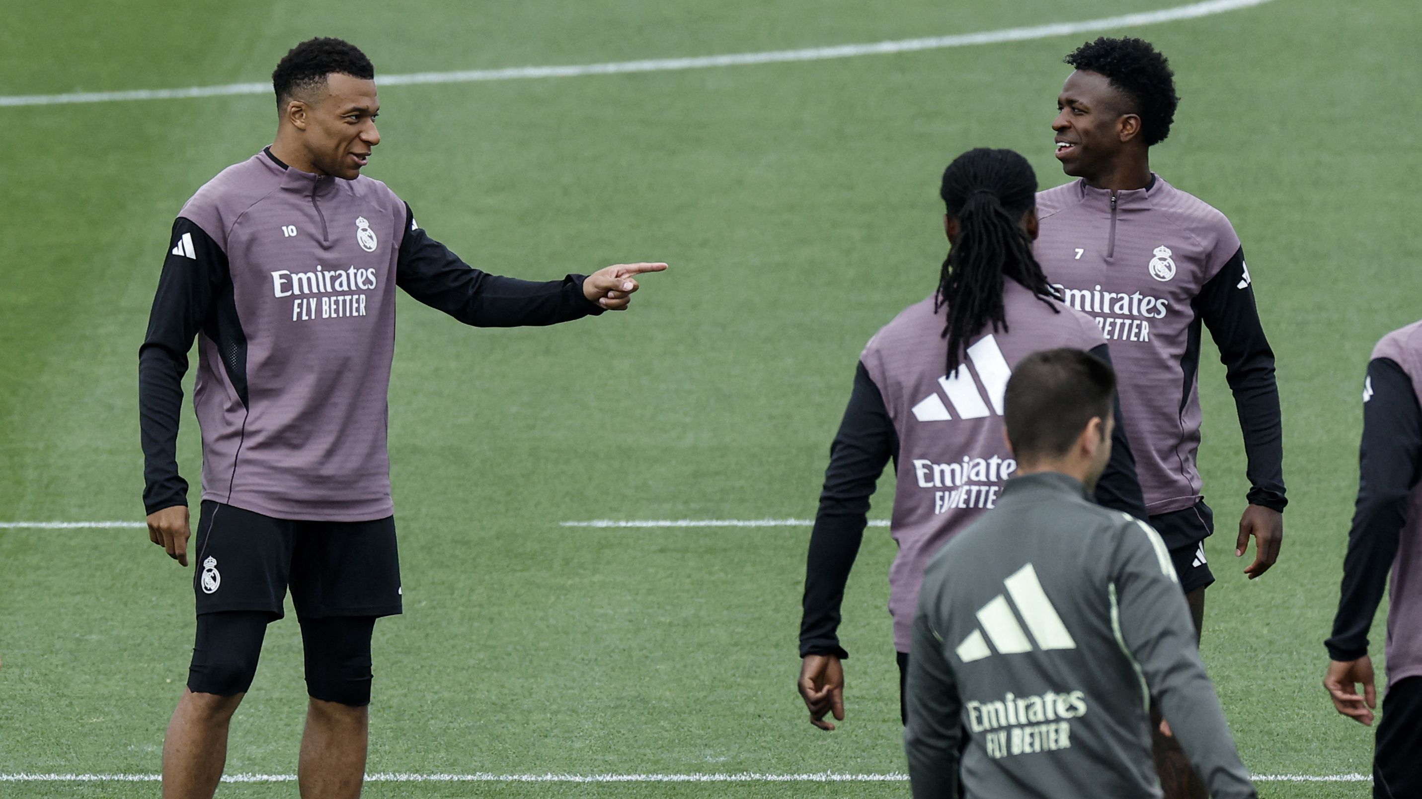 عاصفة في سبتة.. رابطة مشجعي ريال مدريد تصف مبابي وفينيسيوس بالمنافقين