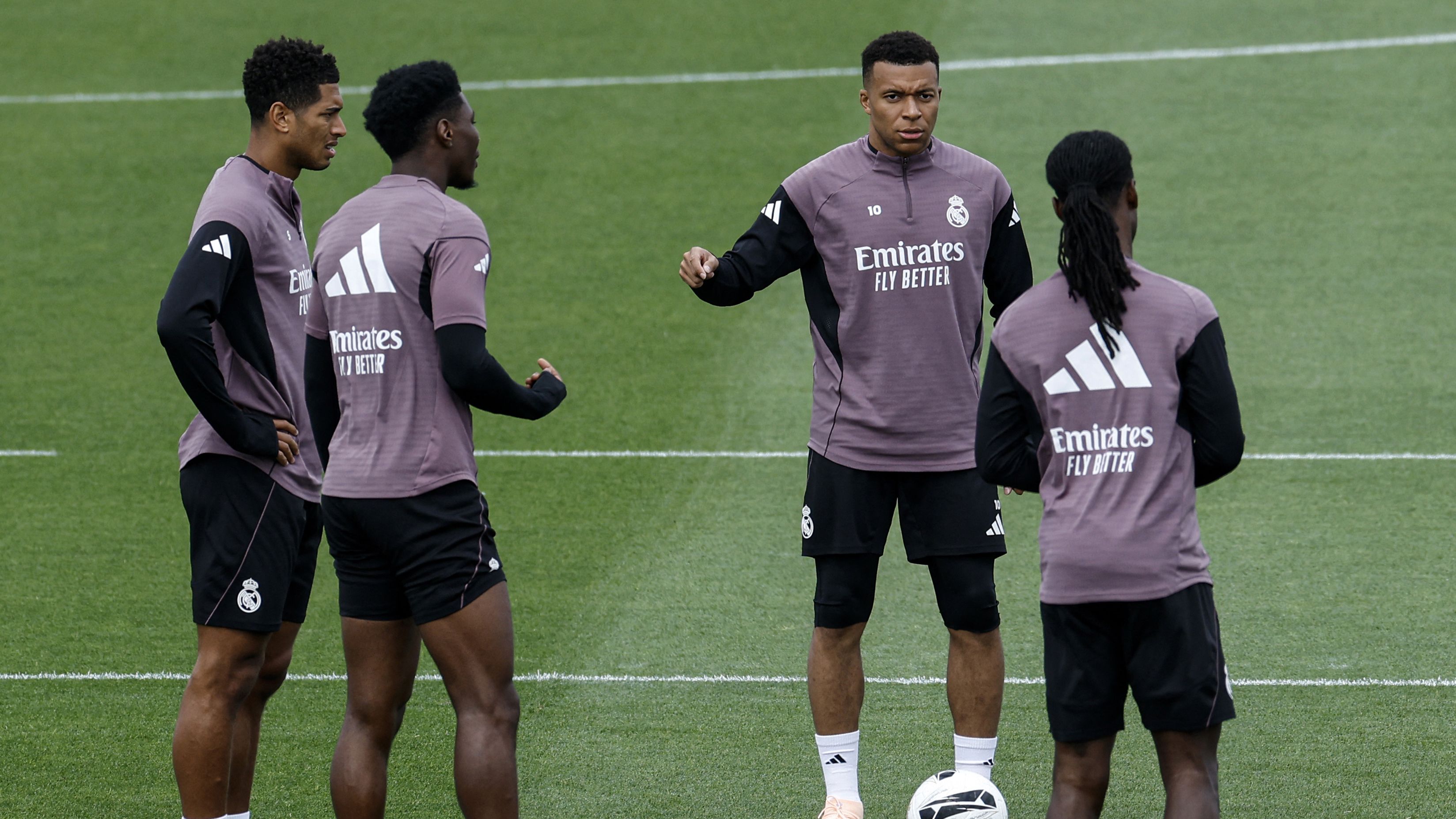 مانشستر يونايتد يجدد مساعيه لضم نجم ريال مدريد في صفقة شاقة