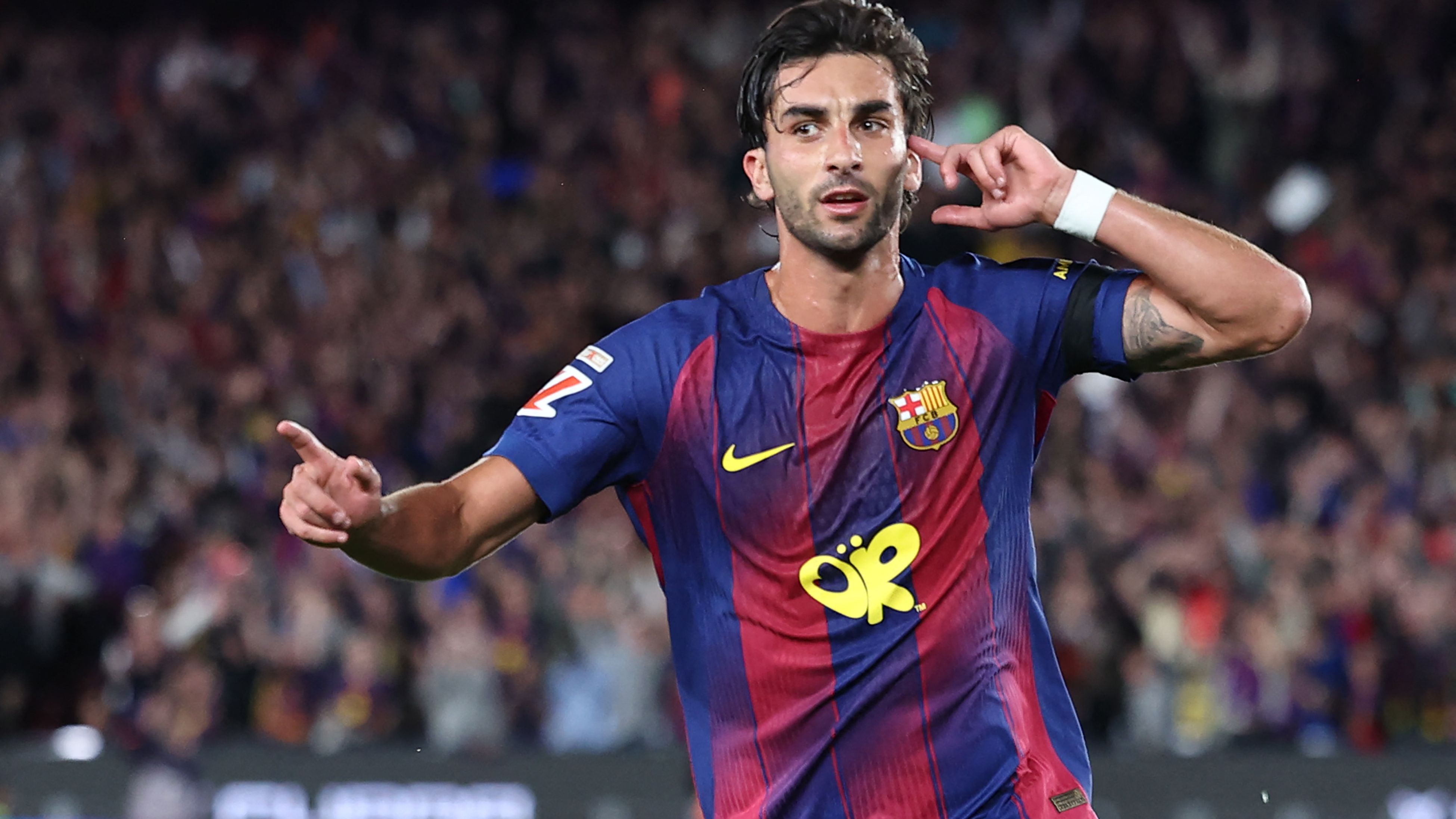 العرض بين يديه: توريس يملك عرضًا من باريس وبرشلونة يحدد السعر