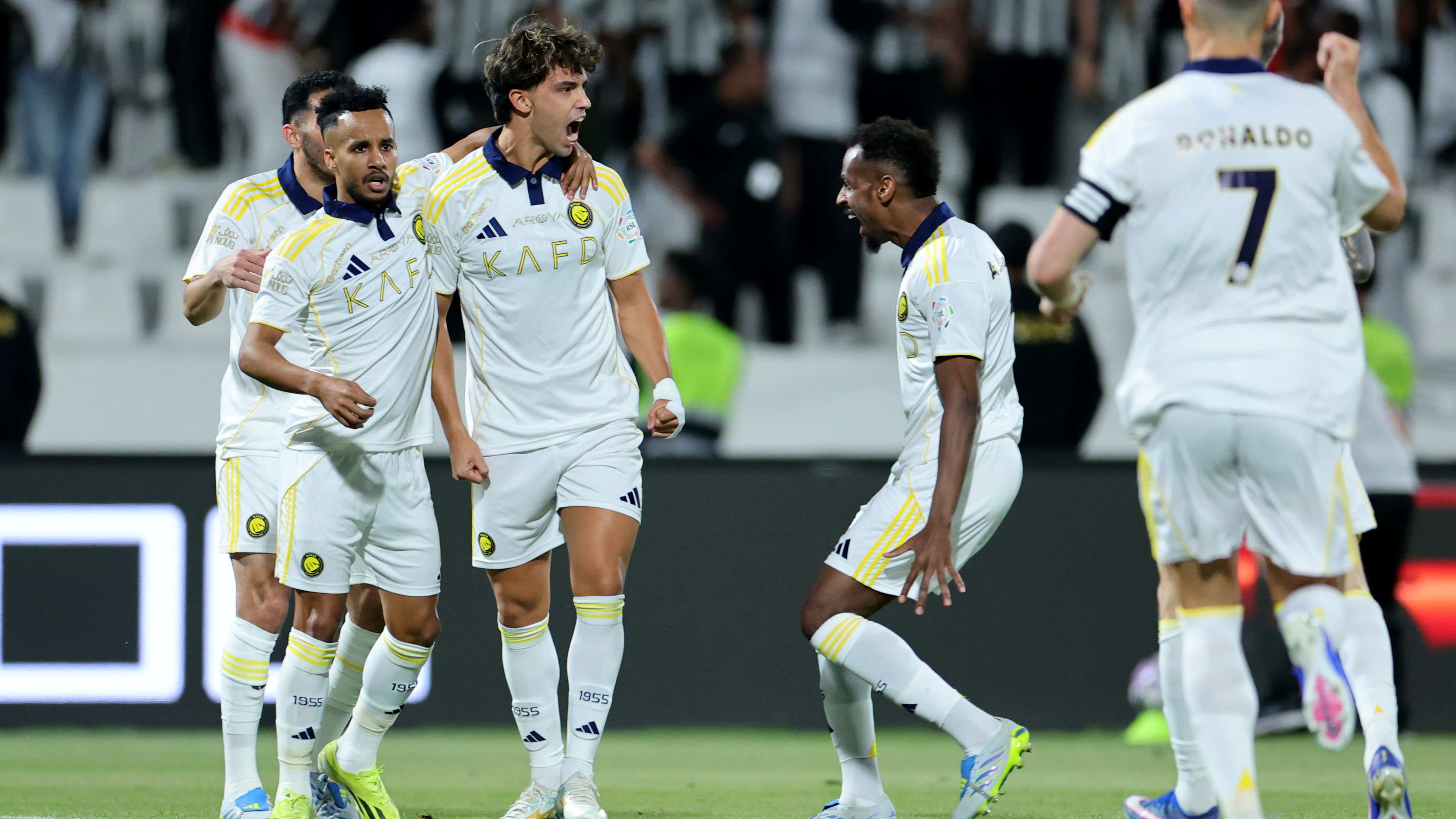 النصر يكتسح الشباب 4-2 ويقترب من لقب دوري روشن