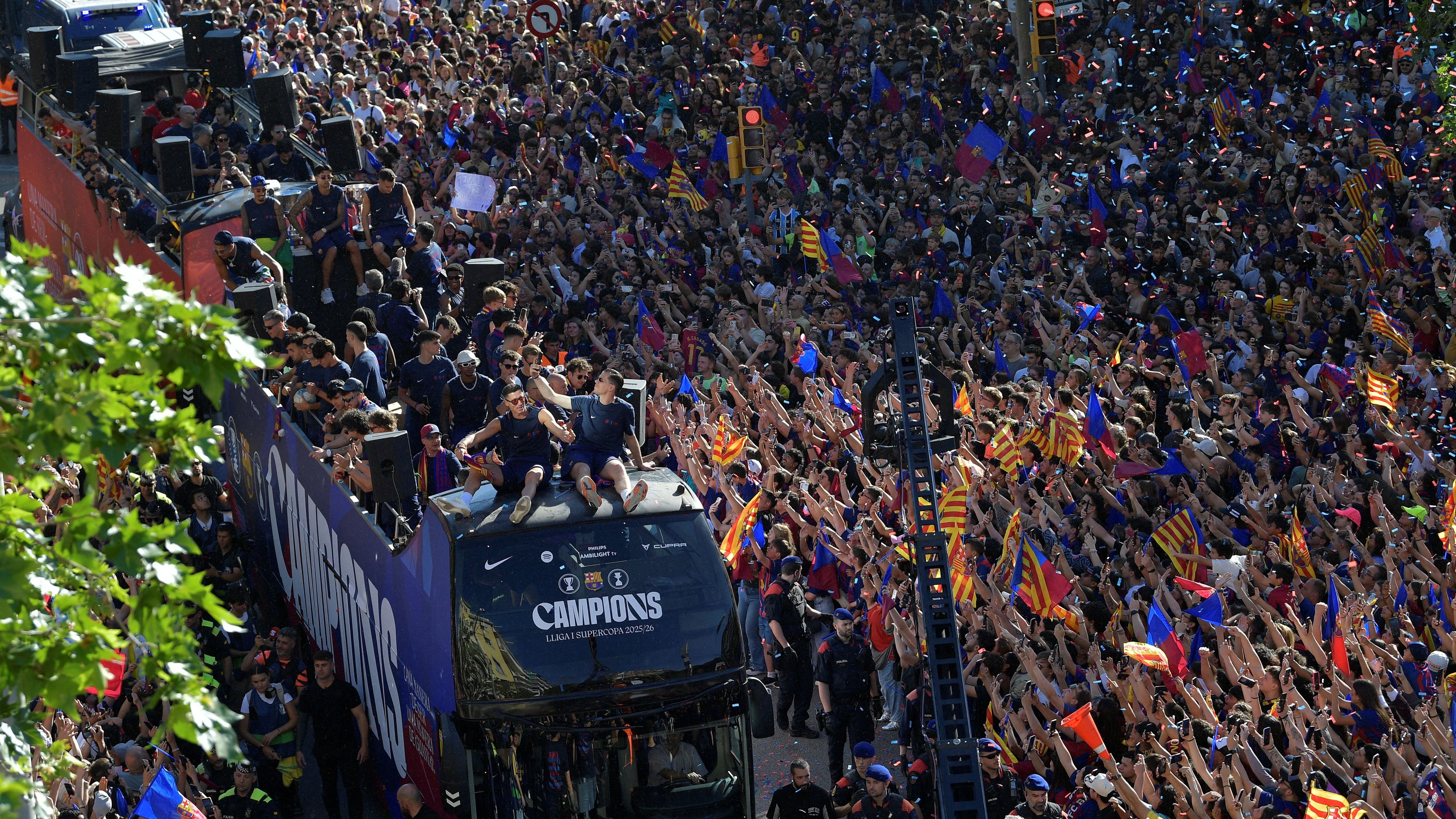 إشارات وسخرية في موكب تتويج برشلونة تشعل غضب ريال مدريد