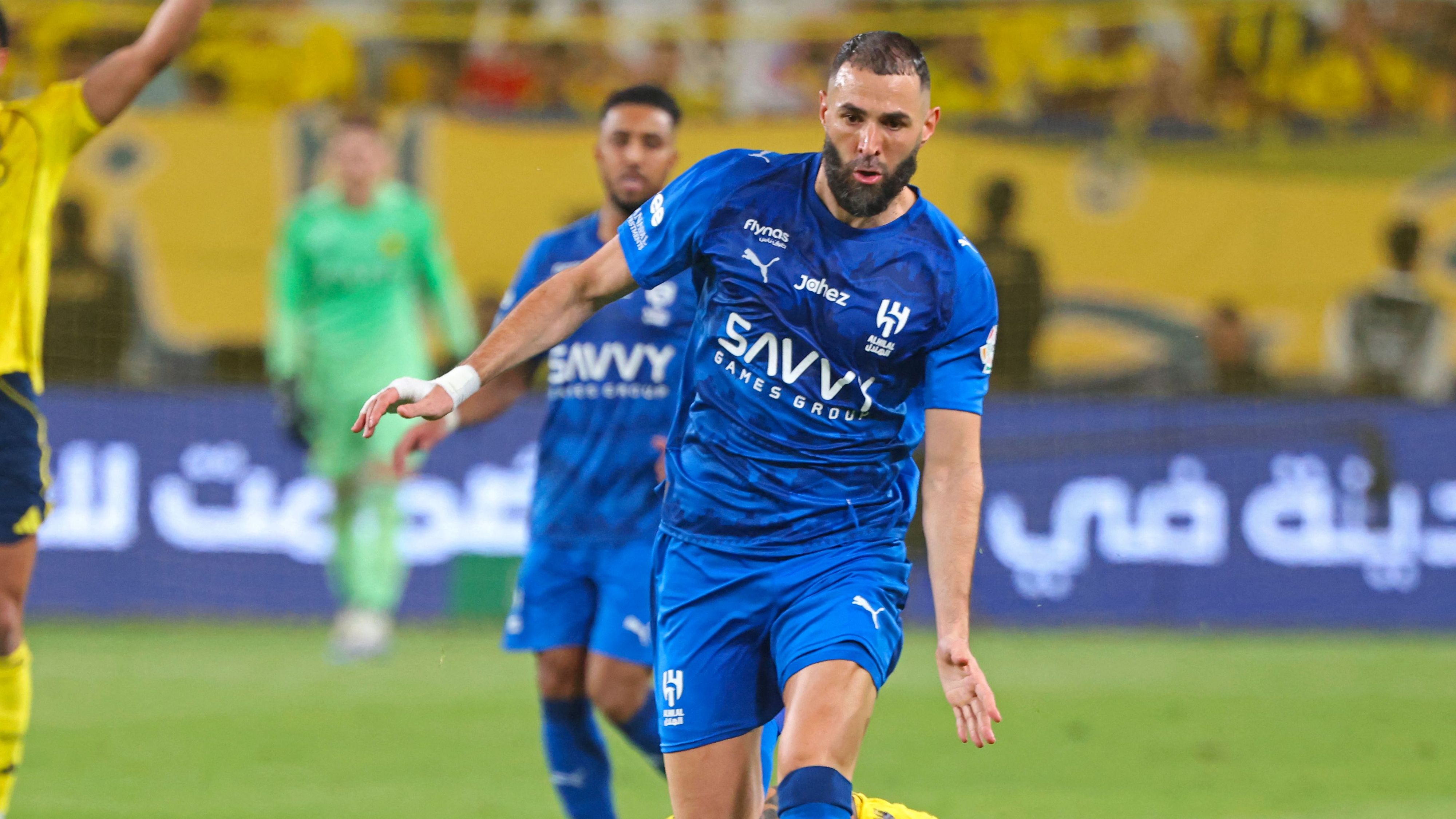 أزمات لا تنتهي.. بنزيما يؤرق الهلال قبل جولة الحسم