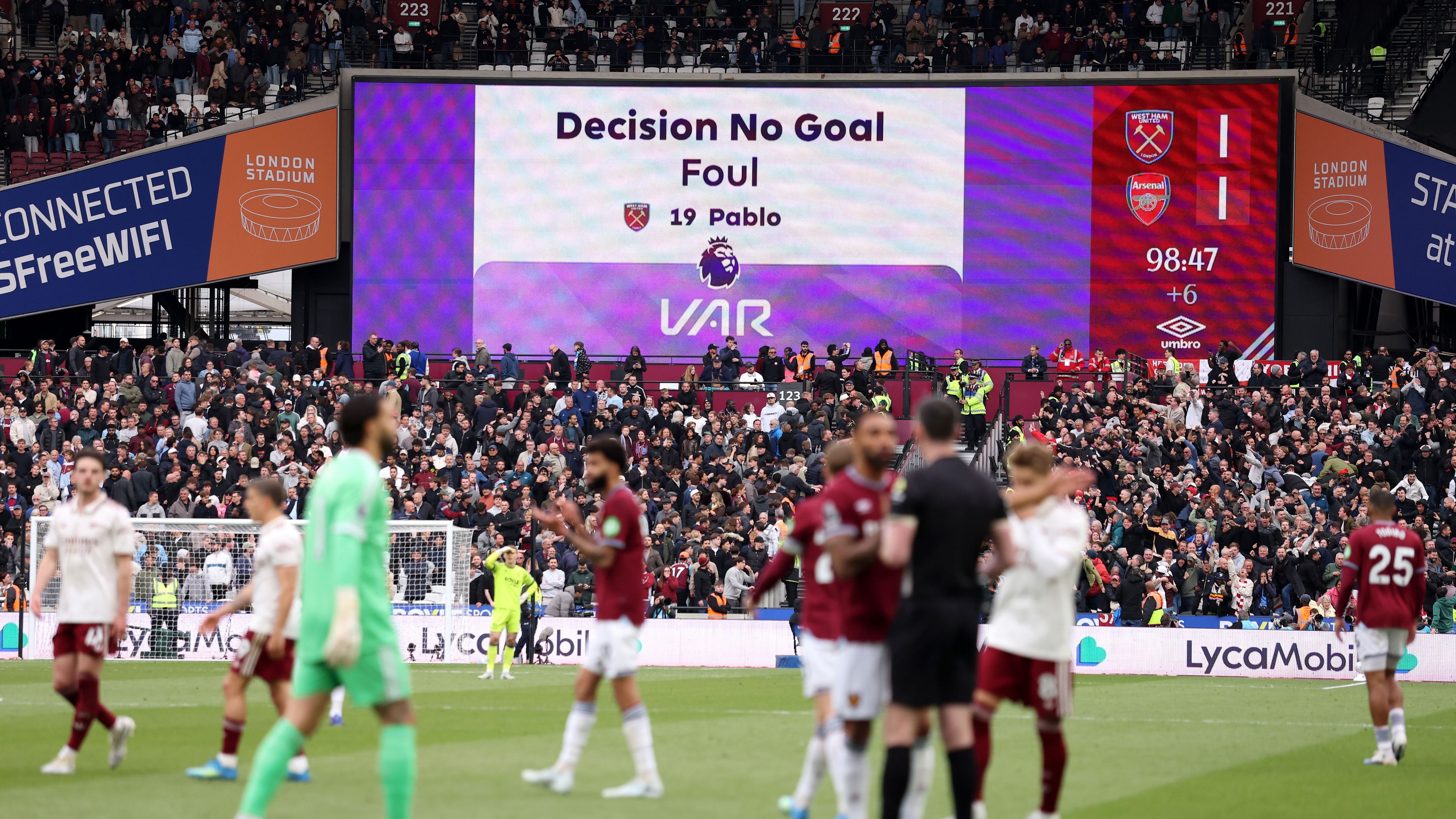 بالفيديو: أنت الحكم.. هل تدخل الـ"VAR" لإبقاء "فيل أرسنال" على الشجرة؟