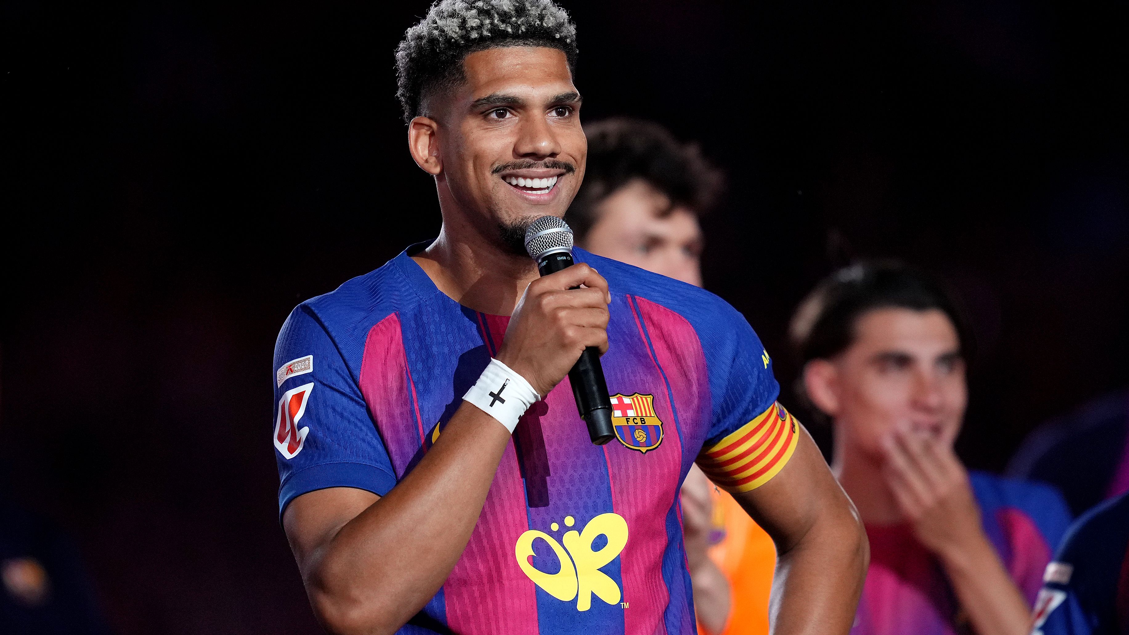 بعد 8 سنوات.. أراوخو يودع برشلونة