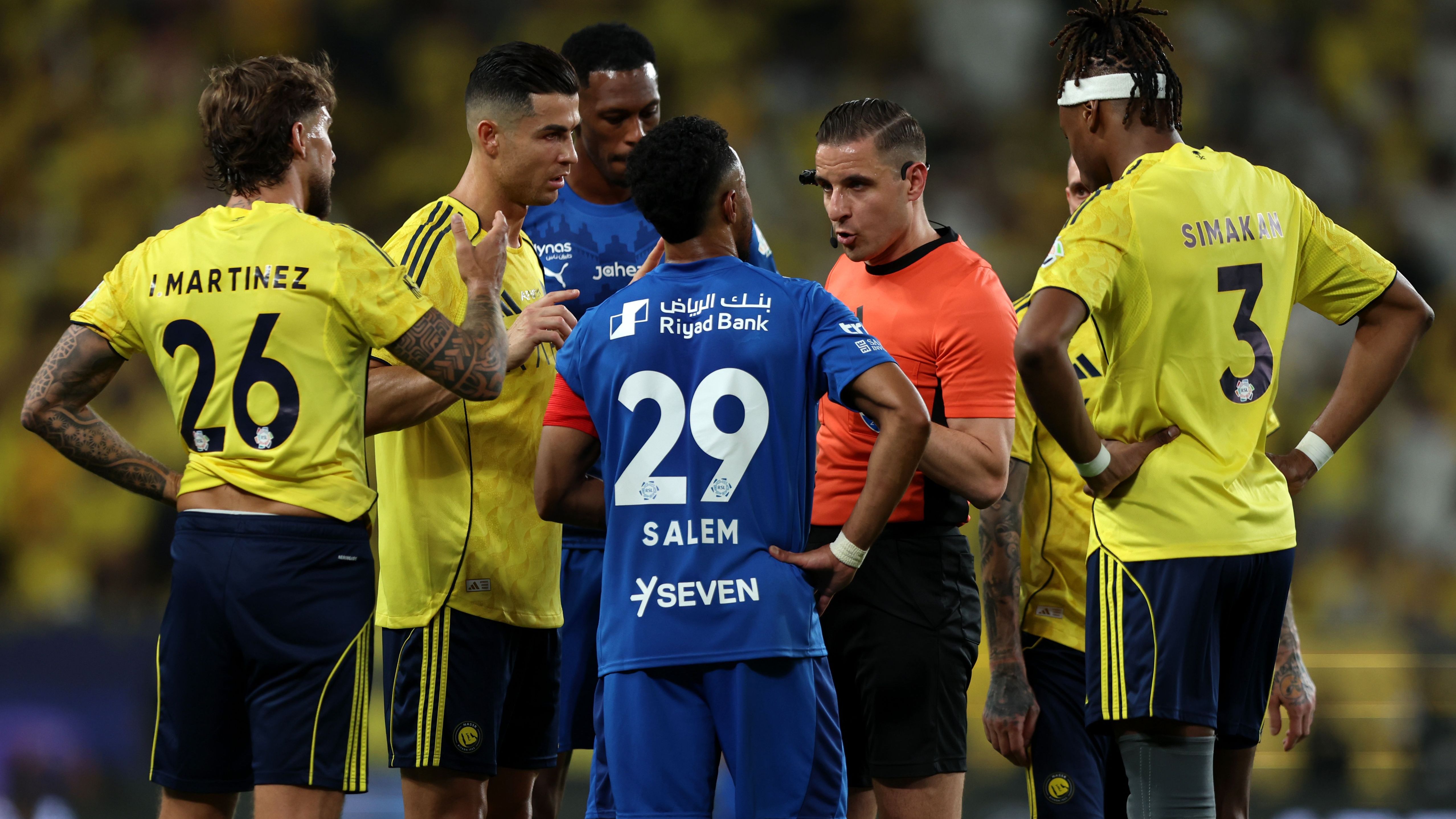 فيديو: إصابة مفاجئة وصافرات استهجان.. الدوسري بين أنياب جمهور الهلال