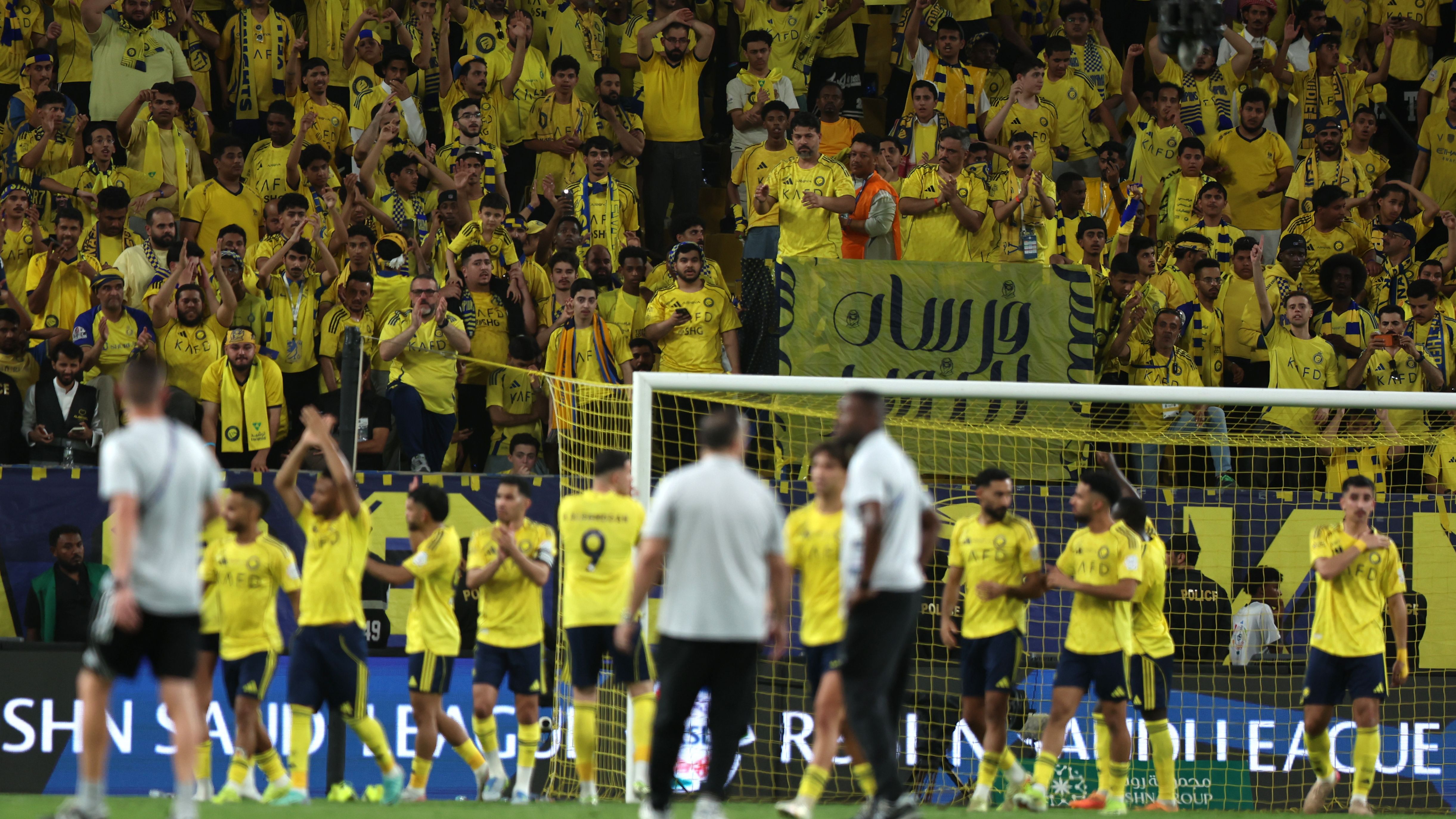 بالفيديو.. مشجع للنصر يصرخ: الهلال في أسوأ حالاته.. لو لم نحسم اللقب اقفلوا النادي!
