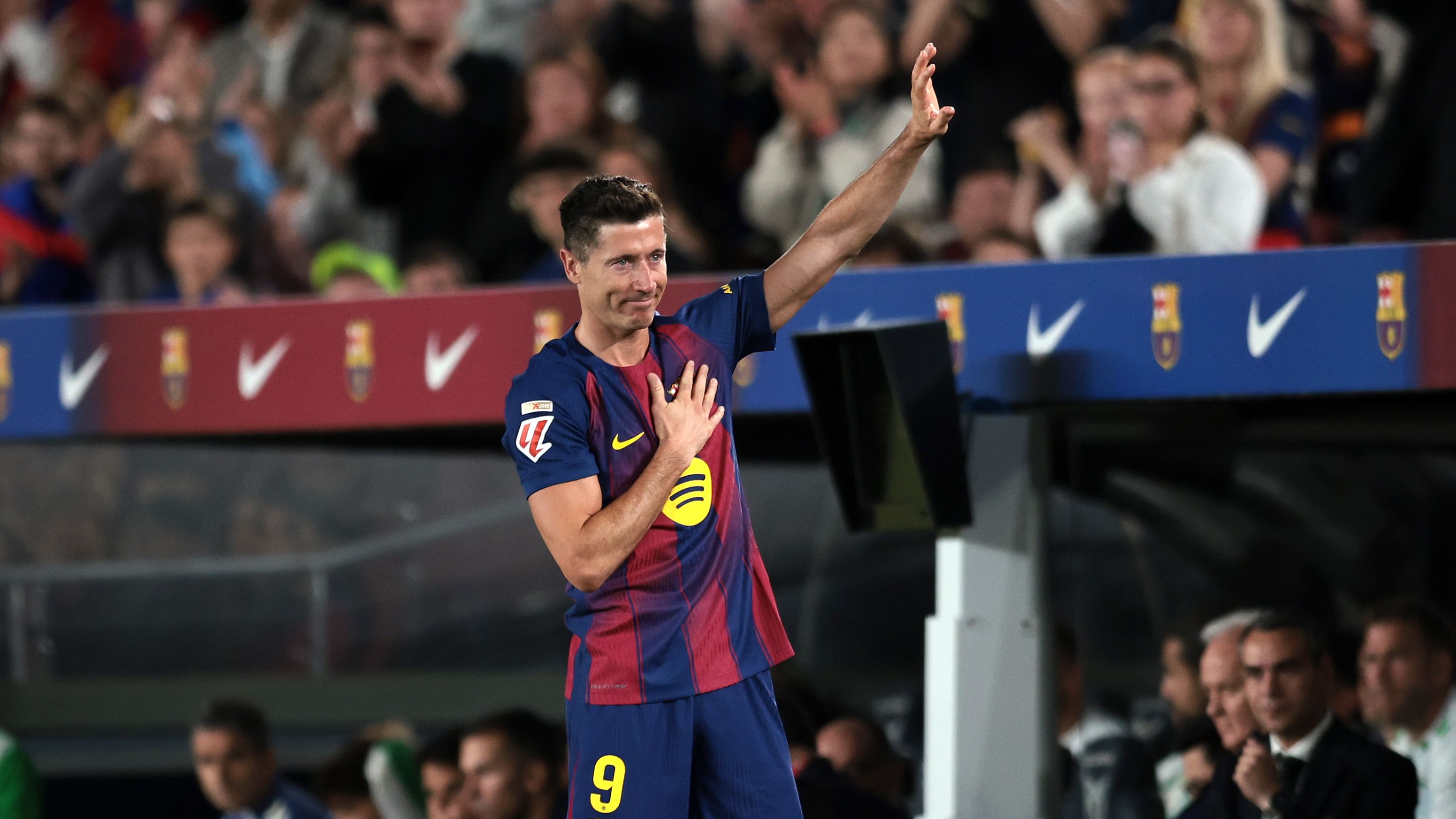 ليفاندوفسكي يكسر أغلال برشلونة باعتراف رابطة "الليجا"
