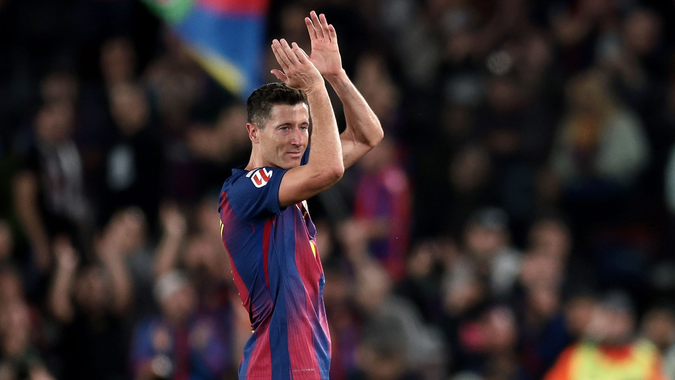 بالفيديو.. ليفاندوفسكي يودع برشلونة بالدموع