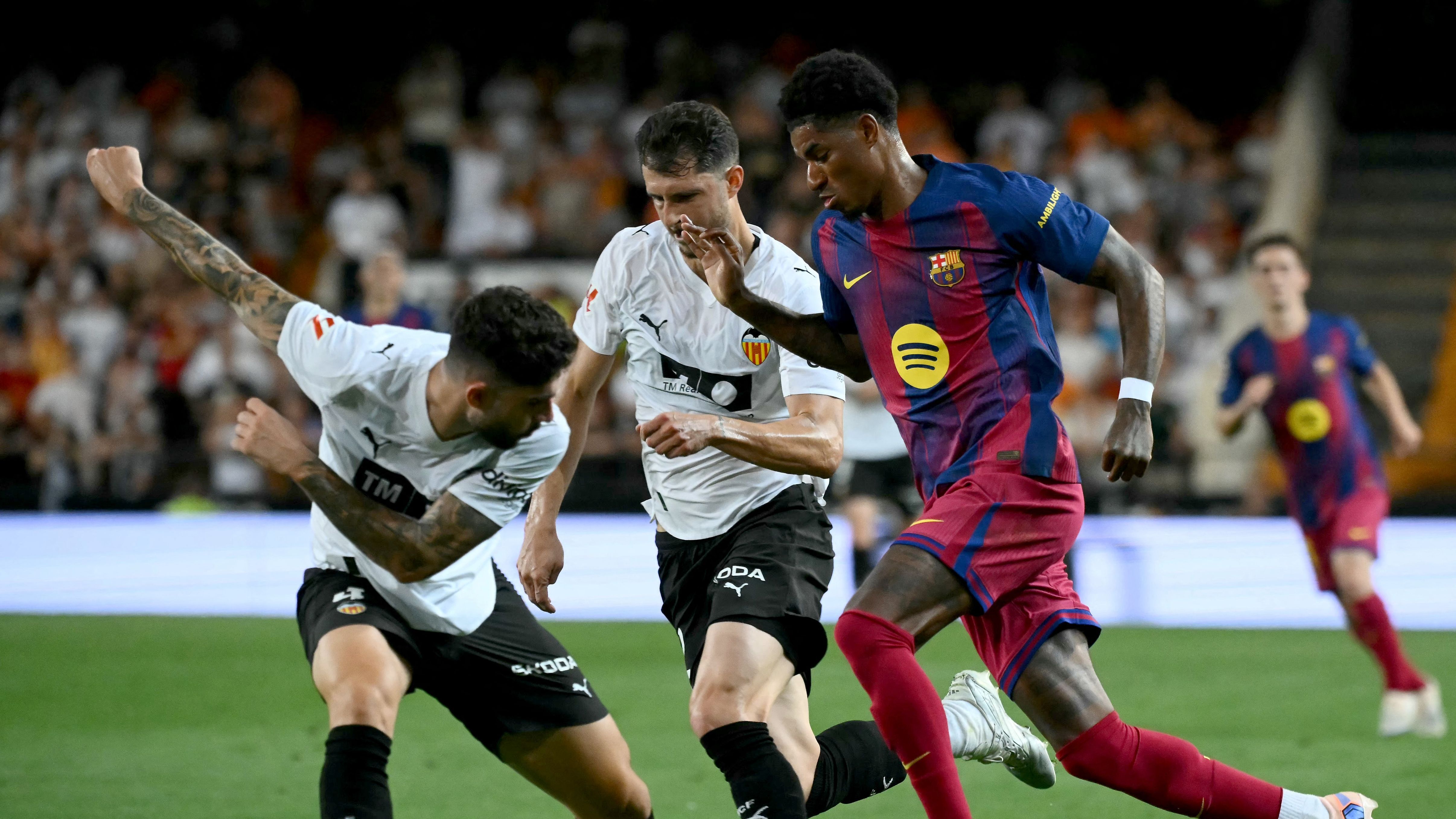 FBL-ESP-LIGA-VALENCIA-BARCELONA