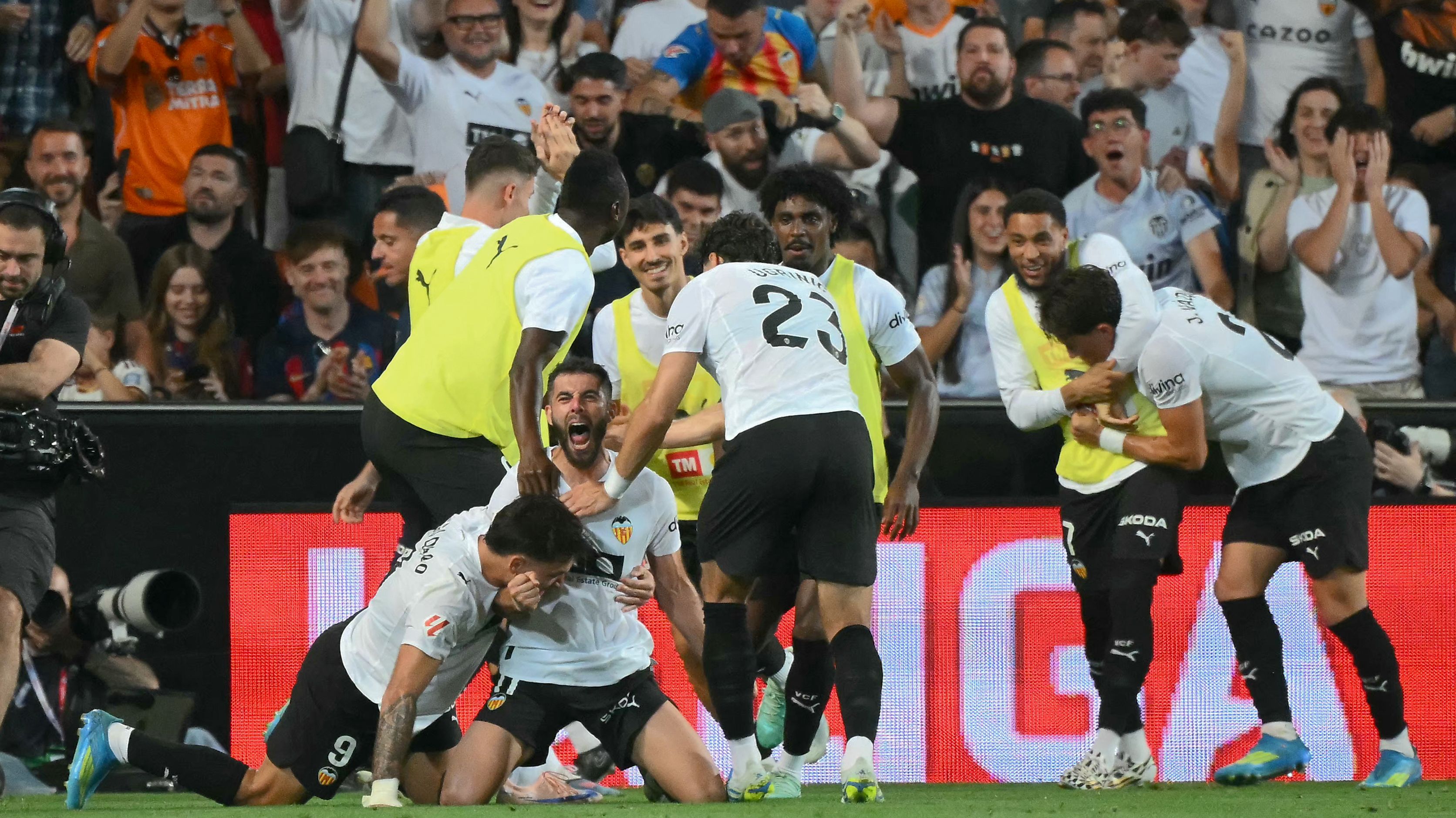 FBL-ESP-LIGA-VALENCIA-BARCELONA