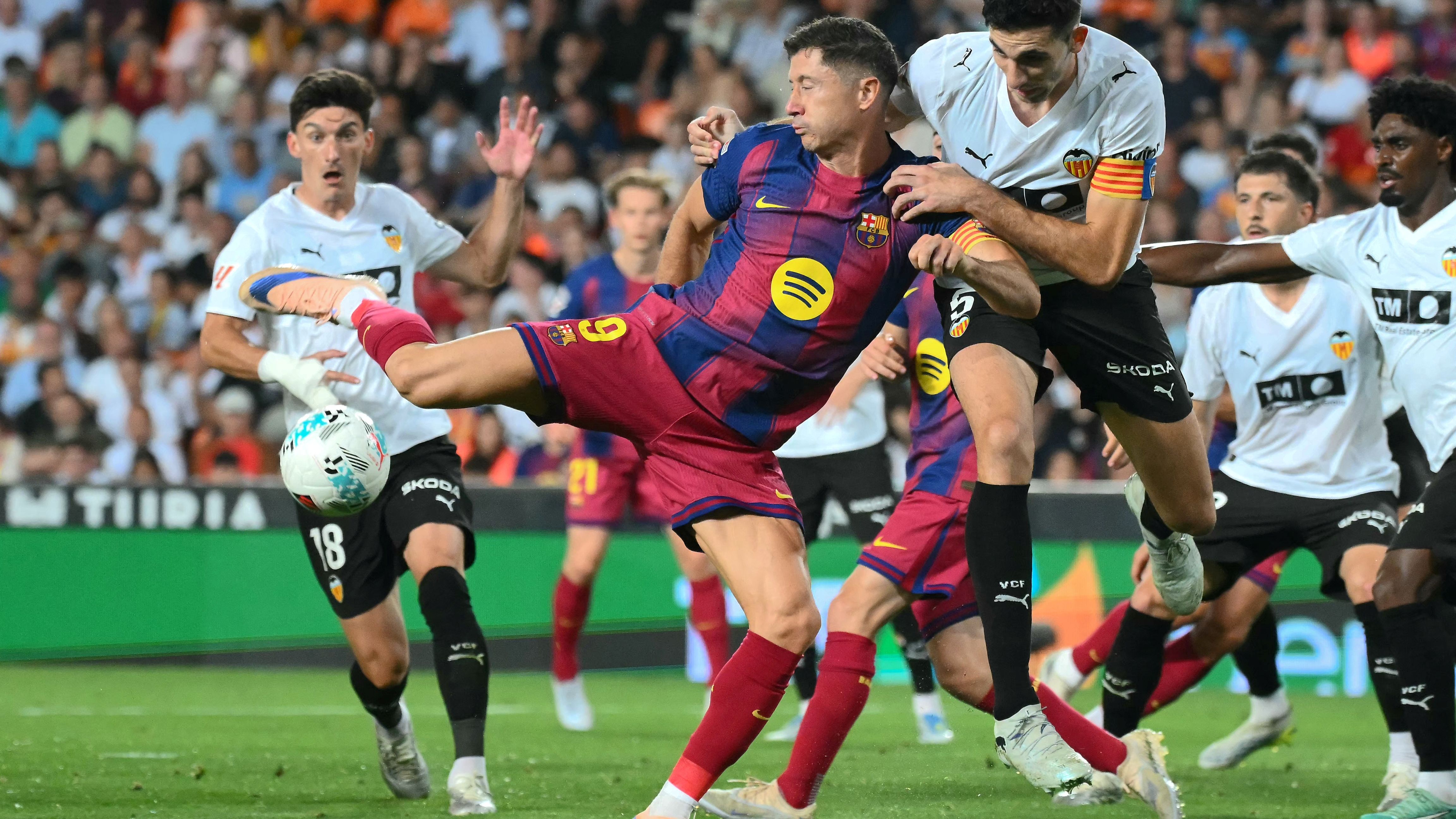 FBL-ESP-LIGA-VALENCIA-BARCELONA