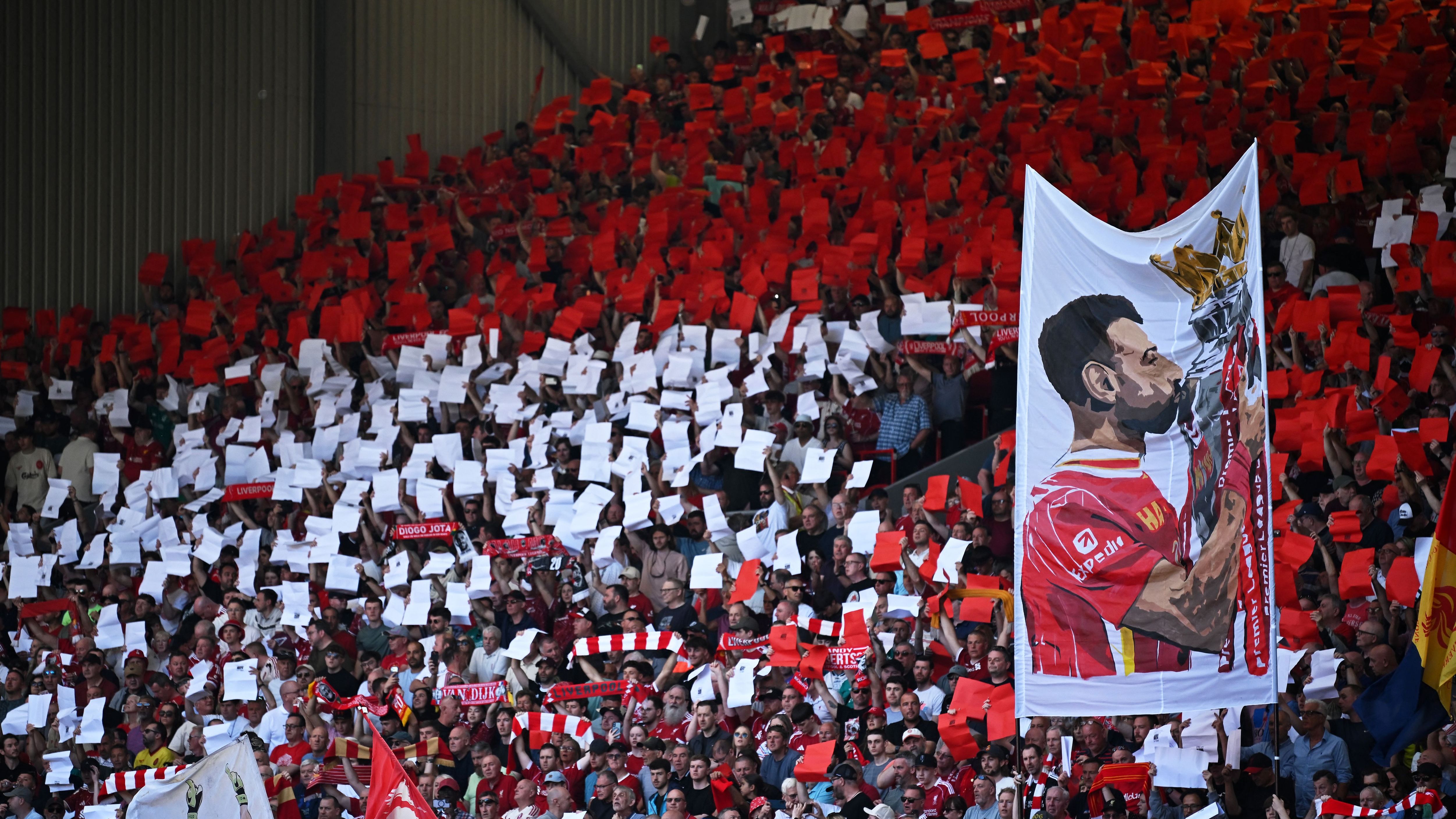 تيفو مميز تكريما لمحمد صلاح وروبرتسون