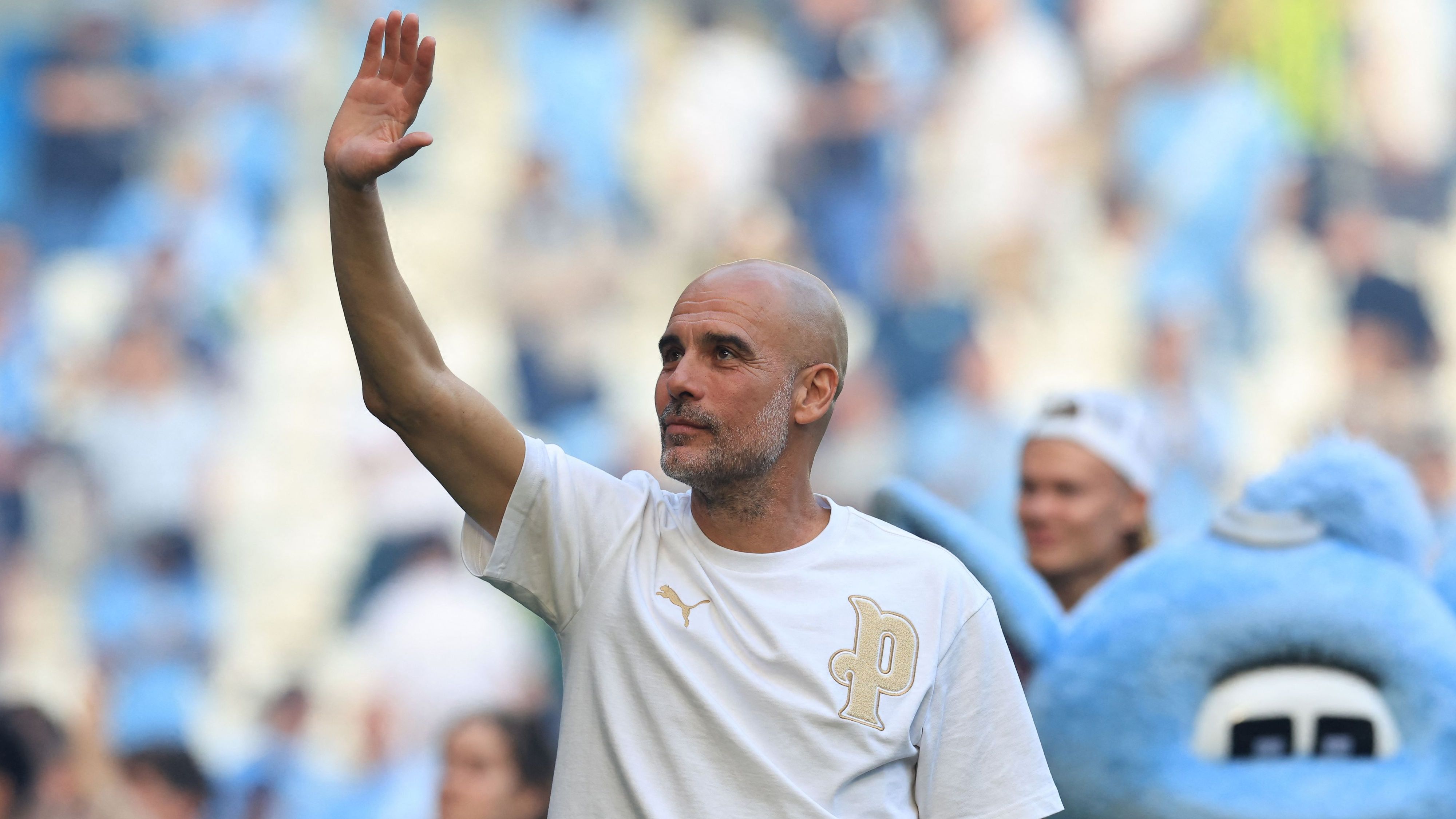 مانشستر سيتي يطرح مقتنيات جوارديولا في مزاد علني