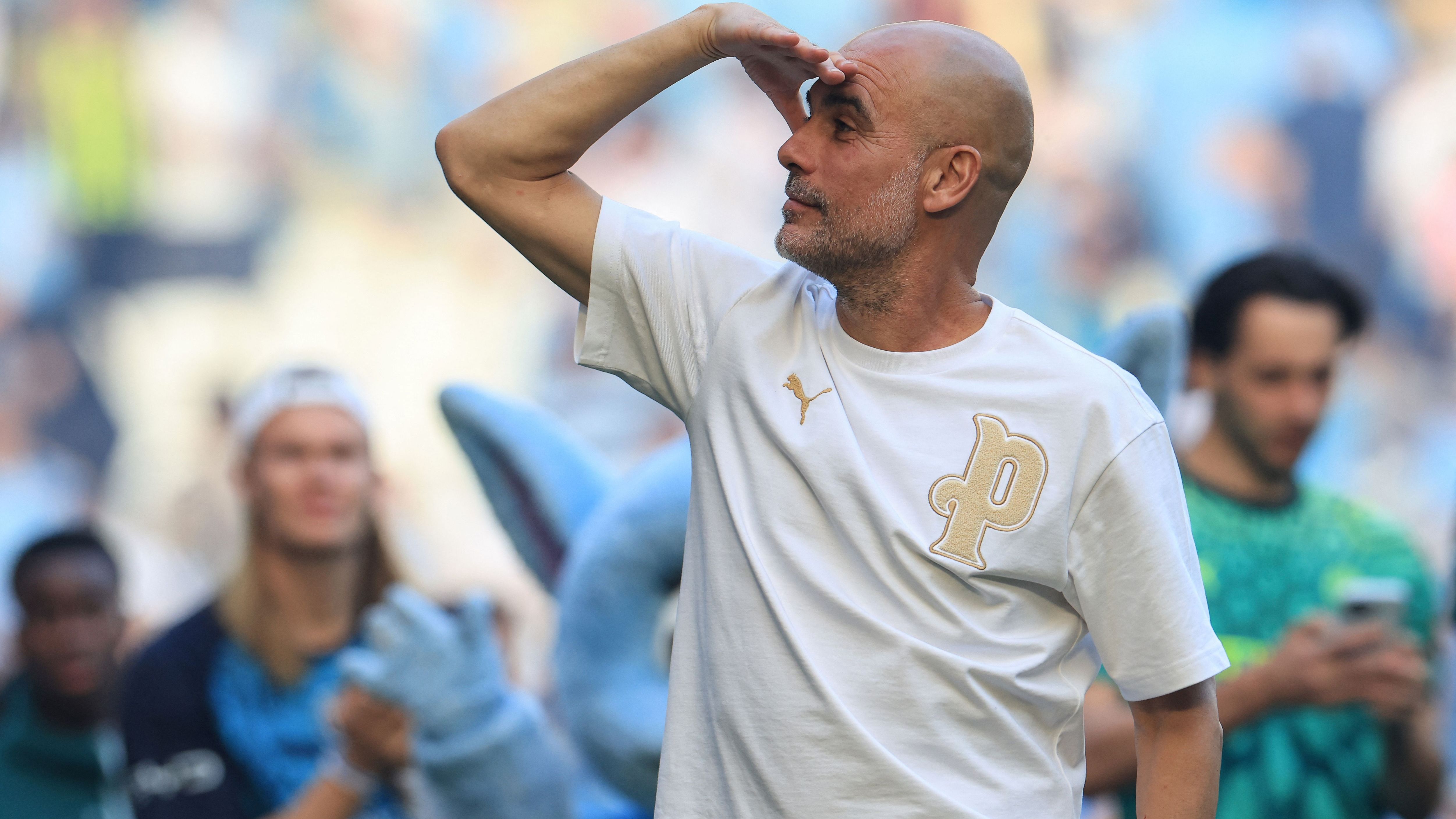 مستشهدًا بالراعي الكاذب.. رئيس مانشستر سيتي: جوارديولا استقال 100 مرة