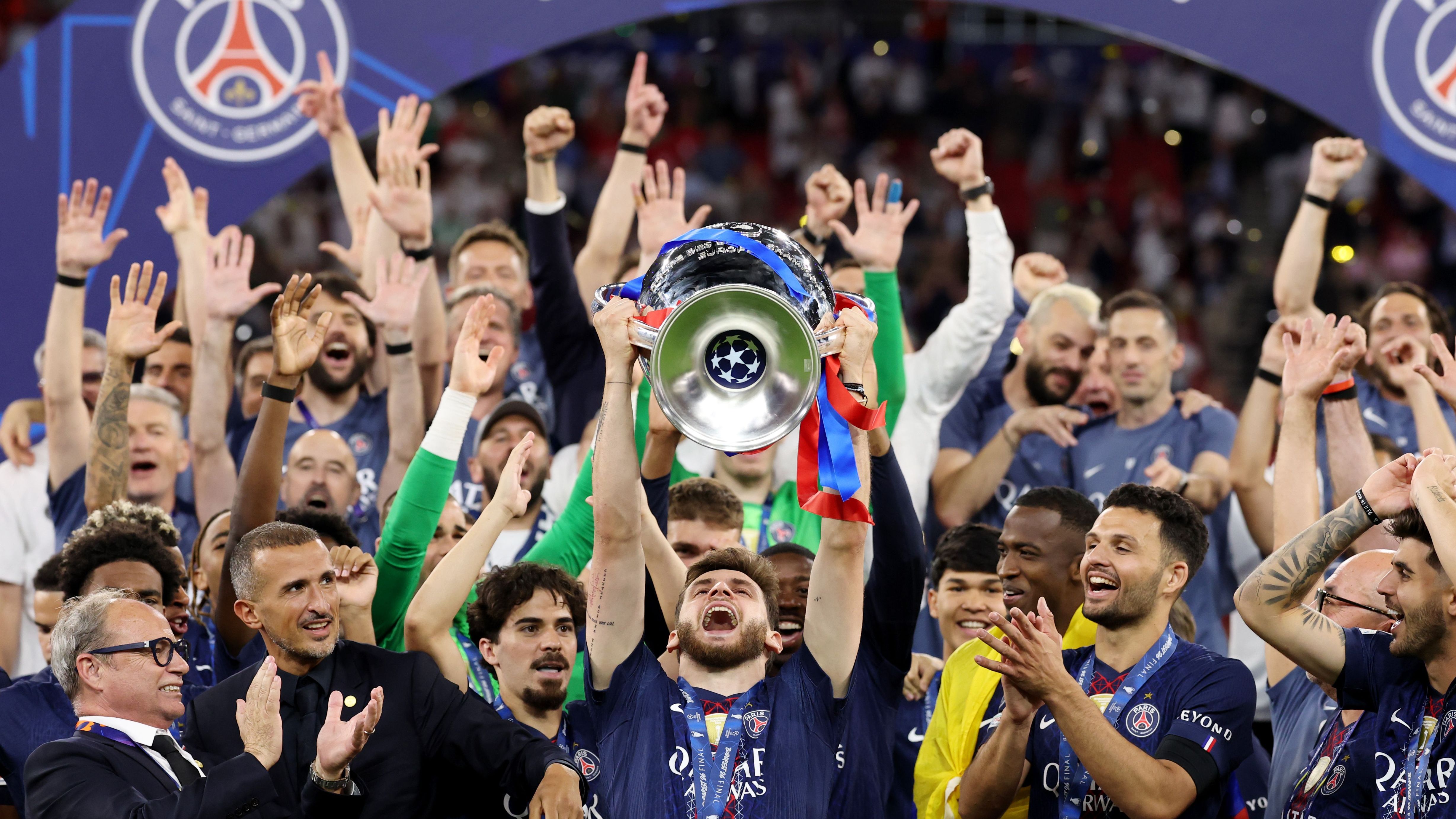 كفاراتسيخيليا أفضل لاعب بدوري الأبطال.. وجائزة خاصة لنجم ريال مدريد