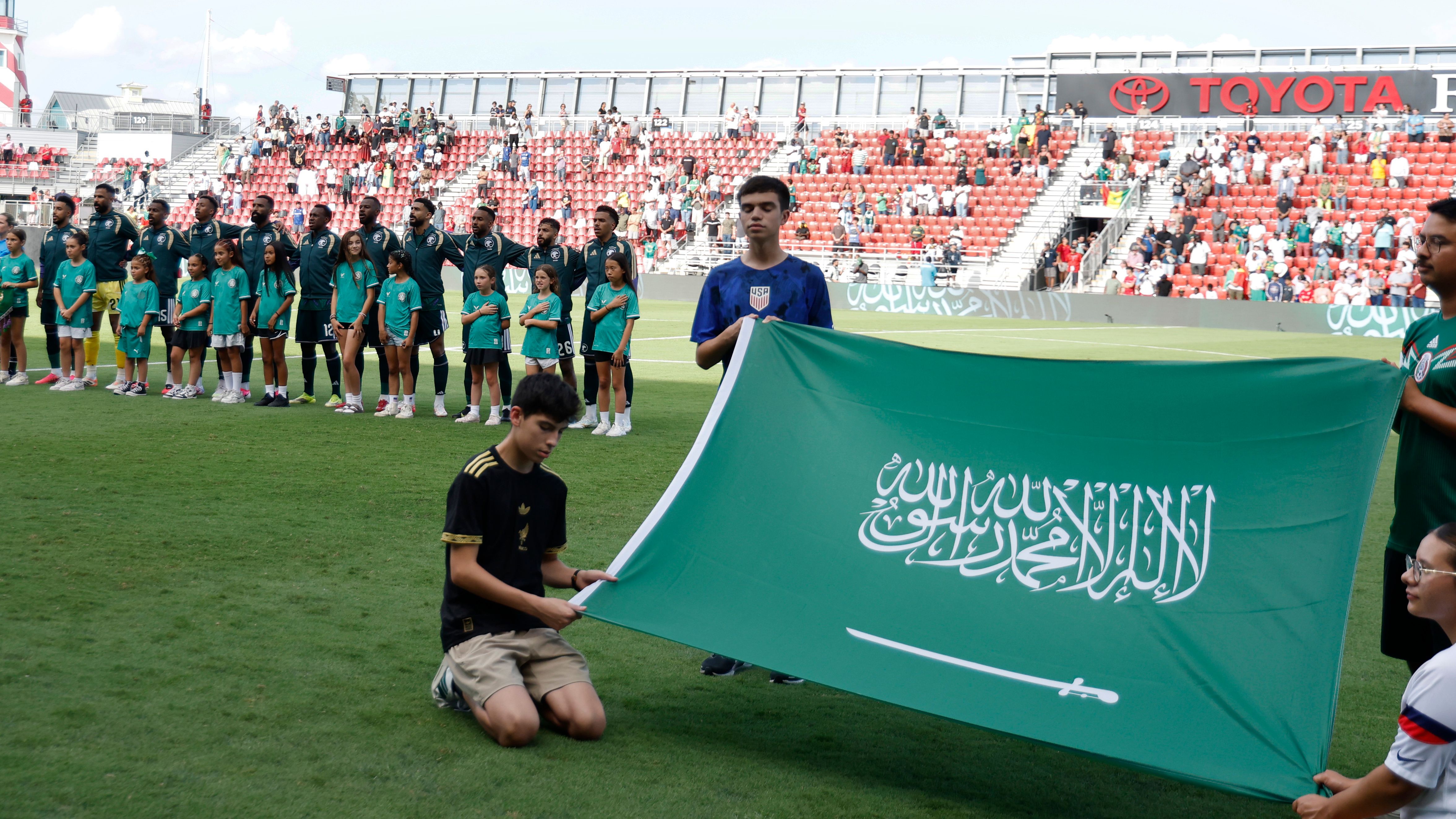 جماهير وصور وتوقيعات.. منظمة الصحة العالمية تفتح تدريبات المنتخب السعودي