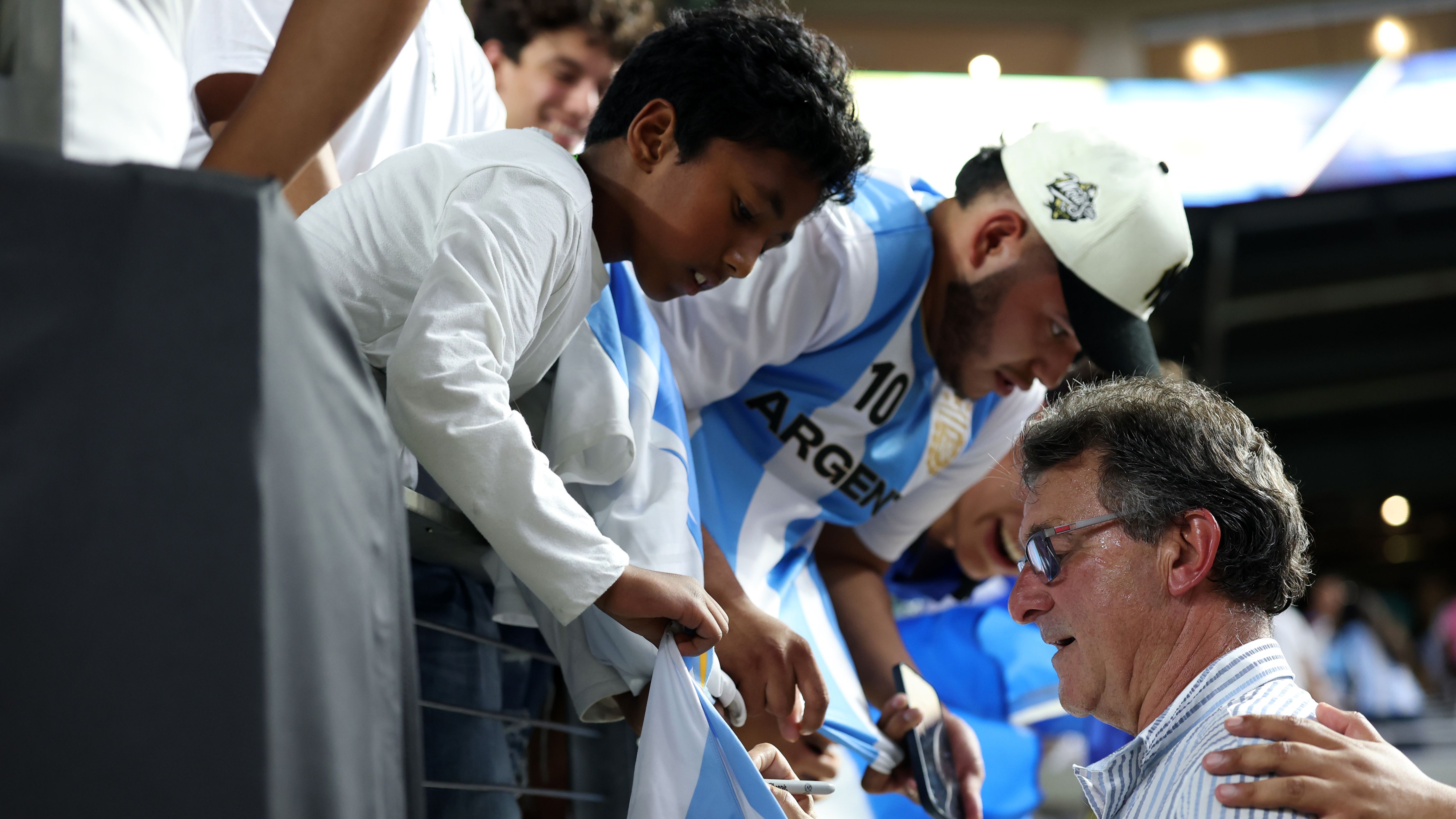 كيمبس: الأرجنتين المرشح الأوفر لكأس العالم 2026 وميسي يعيش شباباً ثانياً