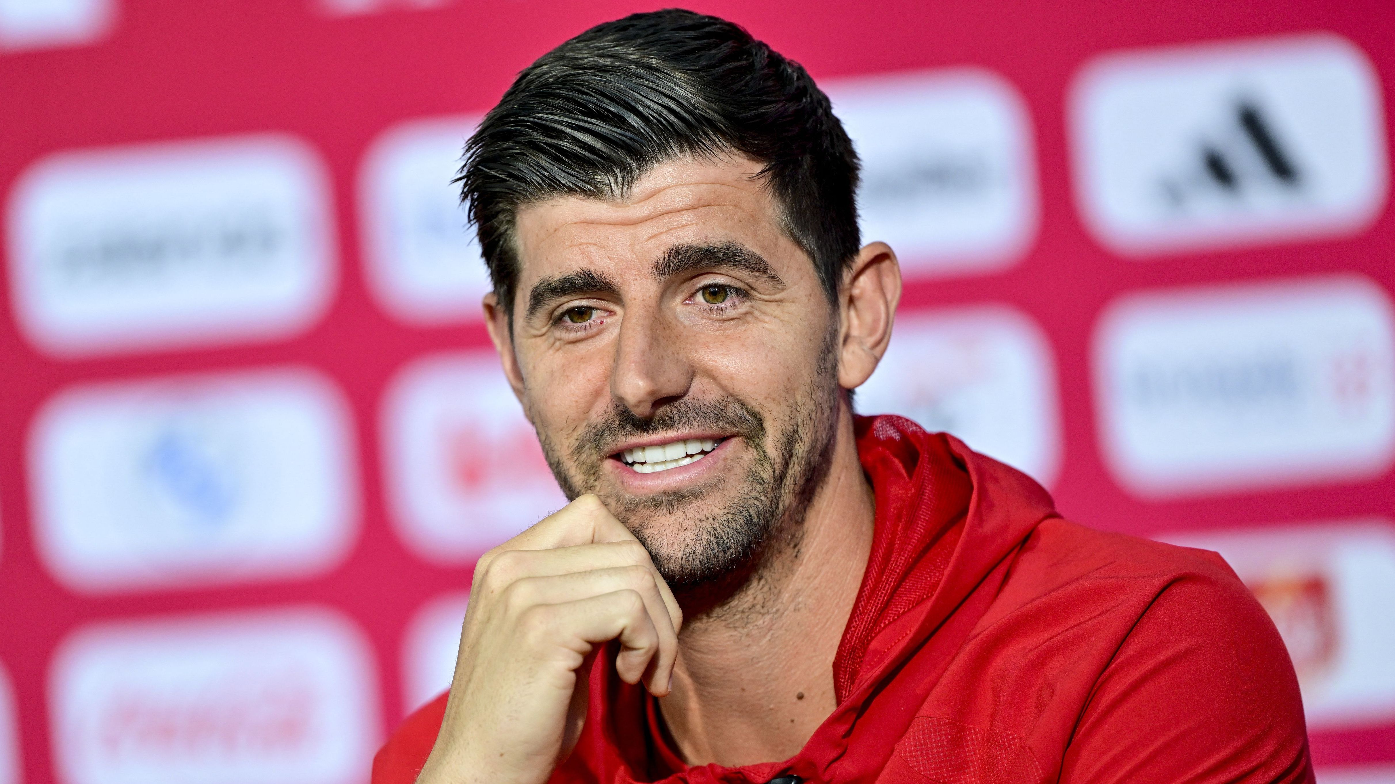 كورتوا يقر ببحث ريال مدريد عن بديل له ويستذكر استفزازات مورينيو